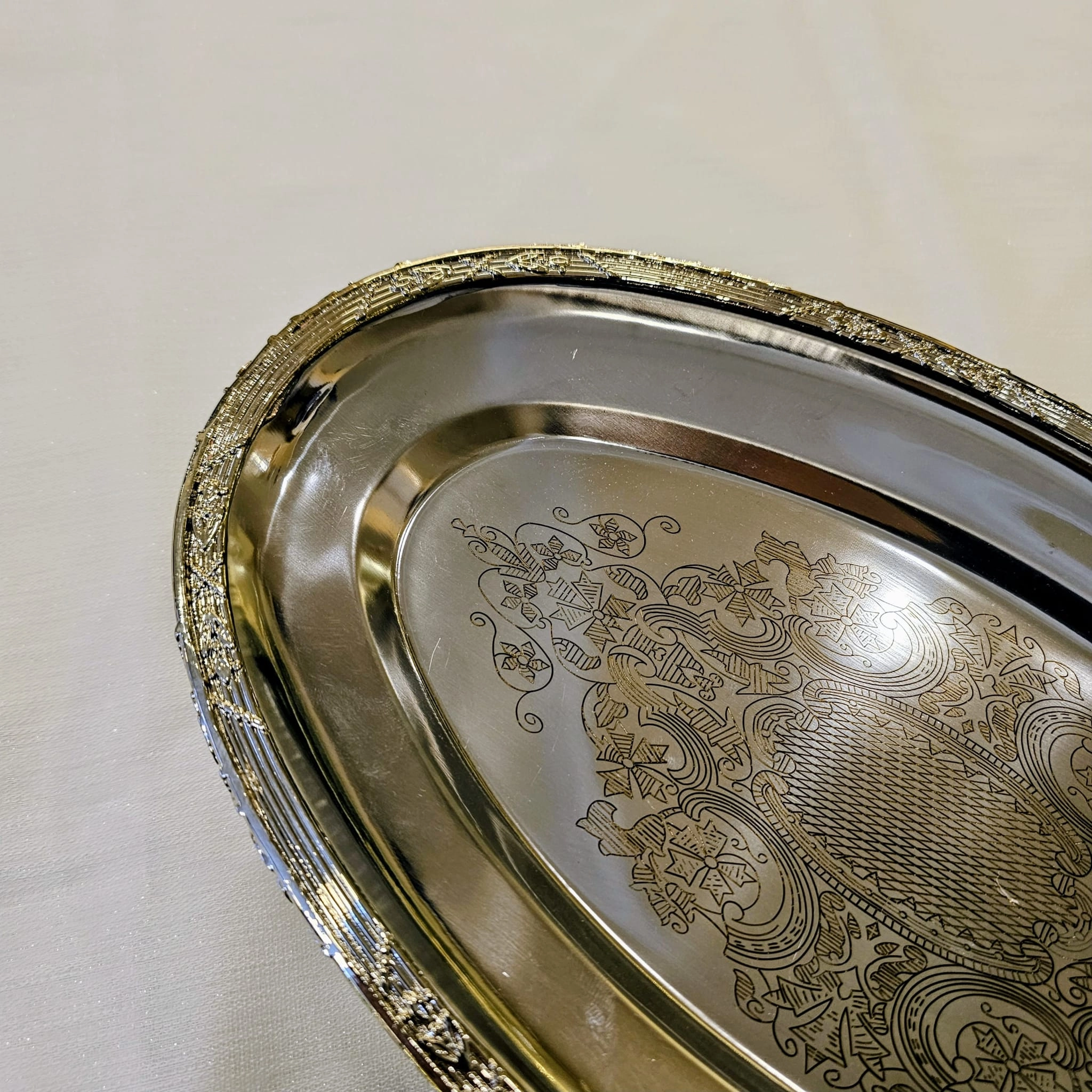 DÖKÜM ÇERCEVELİ PASLANMAZ ÇELİK OVAL SUNUM TABAĞI 38 CM GÜMÜŞ
