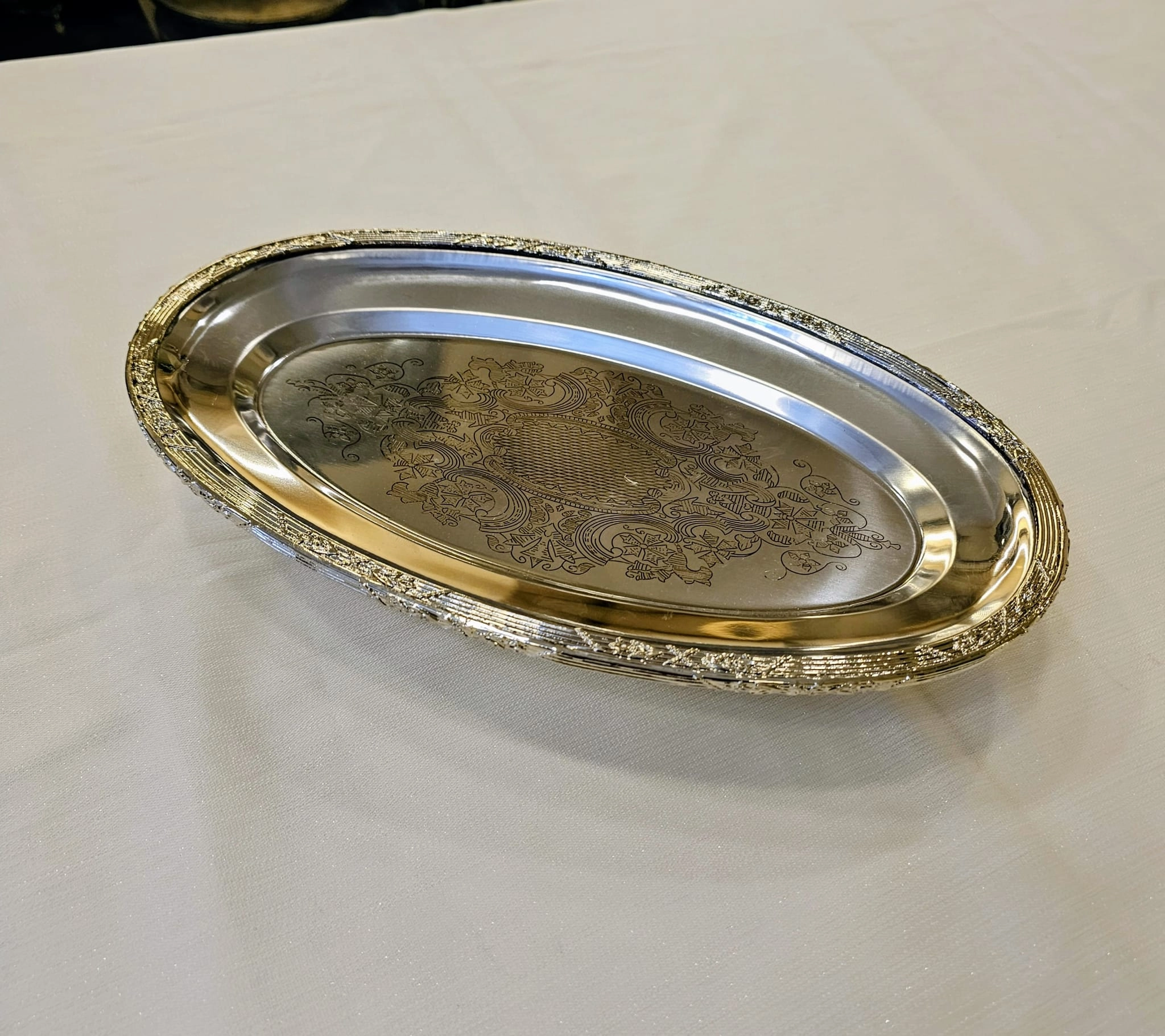DÖKÜM ÇERCEVELİ PASLANMAZ ÇELİK OVAL SUNUM TABAĞI 38 CM GÜMÜŞ