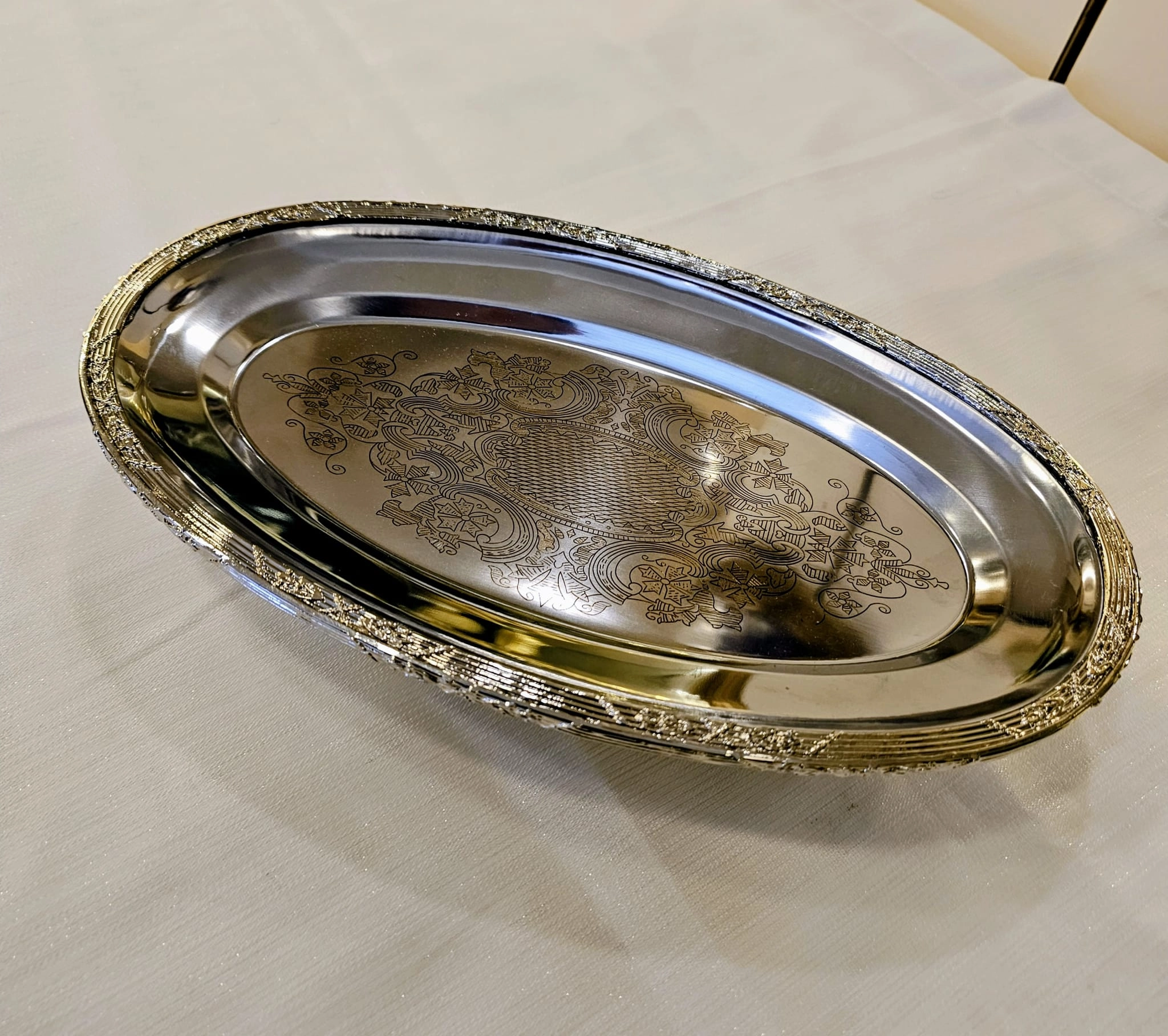 DÖKÜM ÇERCEVELİ PASLANMAZ ÇELİK OVAL SUNUM TABAĞI 38 CM GÜMÜŞ