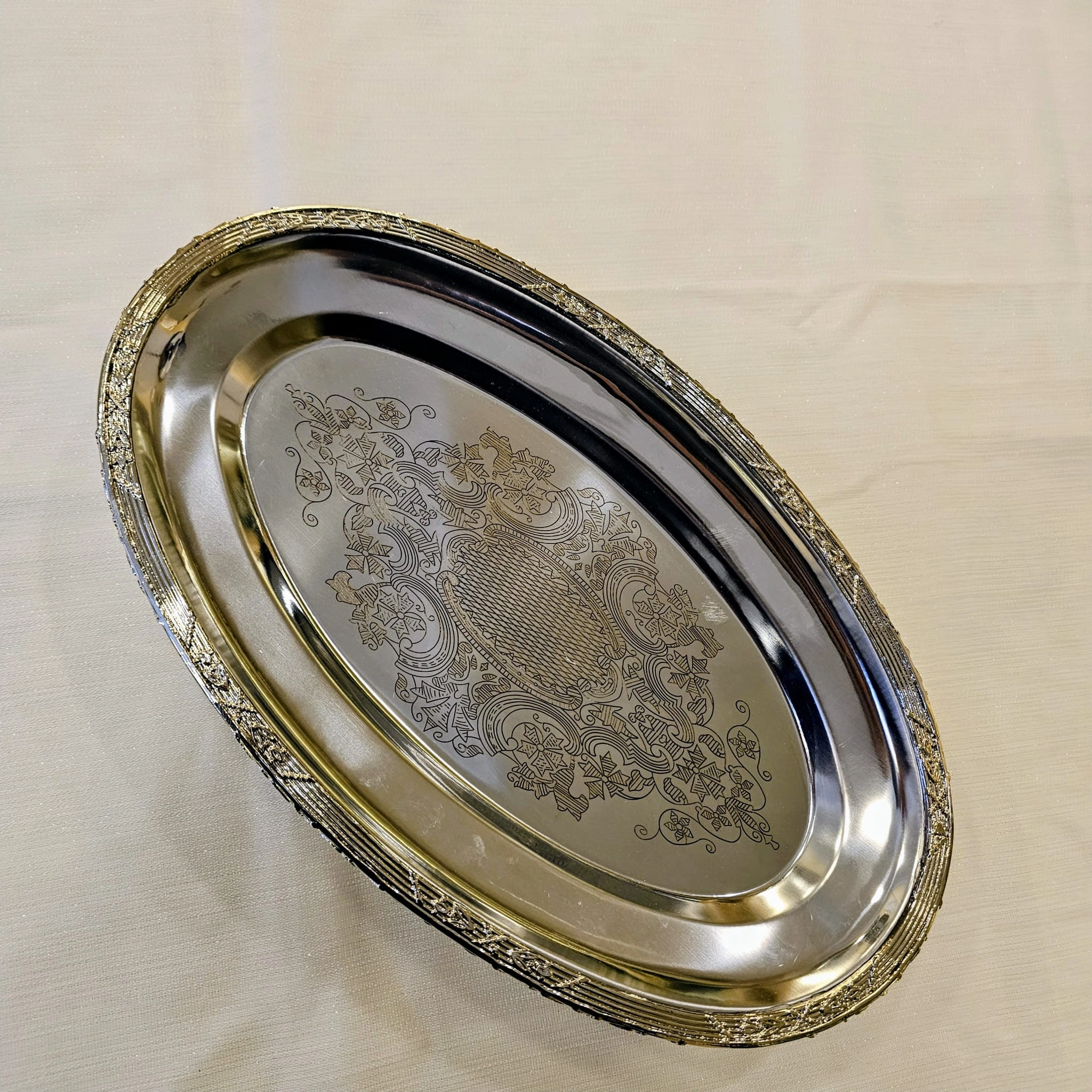 DÖKÜM ÇERCEVELİ PASLANMAZ ÇELİK OVAL SUNUM TABAĞI 38 CM GÜMÜŞ