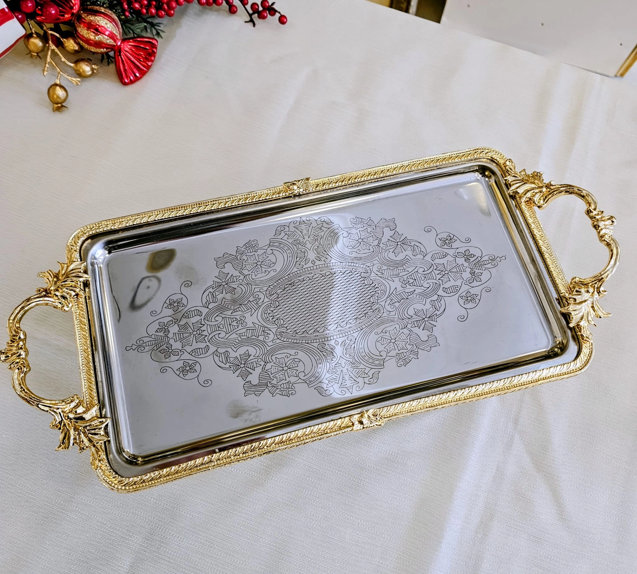 DÖKÜM METAL ÇERCEVELİ DİKTÖRTGEN KULPLU  TEPSİ 35*24 GOLD