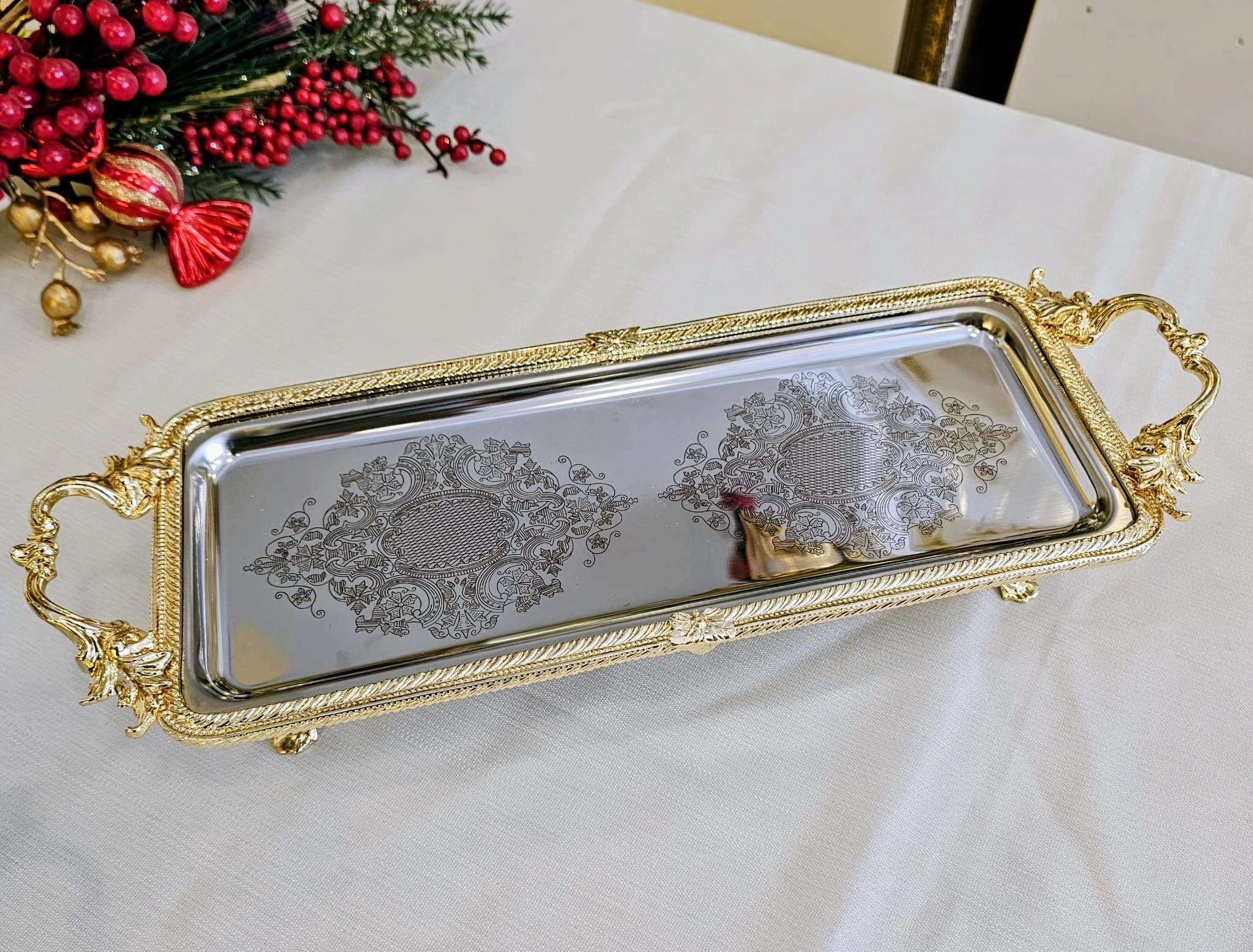 DÖKÜM METAL ÇERCEVELİ DİKTÖRTGEN KULPLU TEPSİ 34*14 GOLD