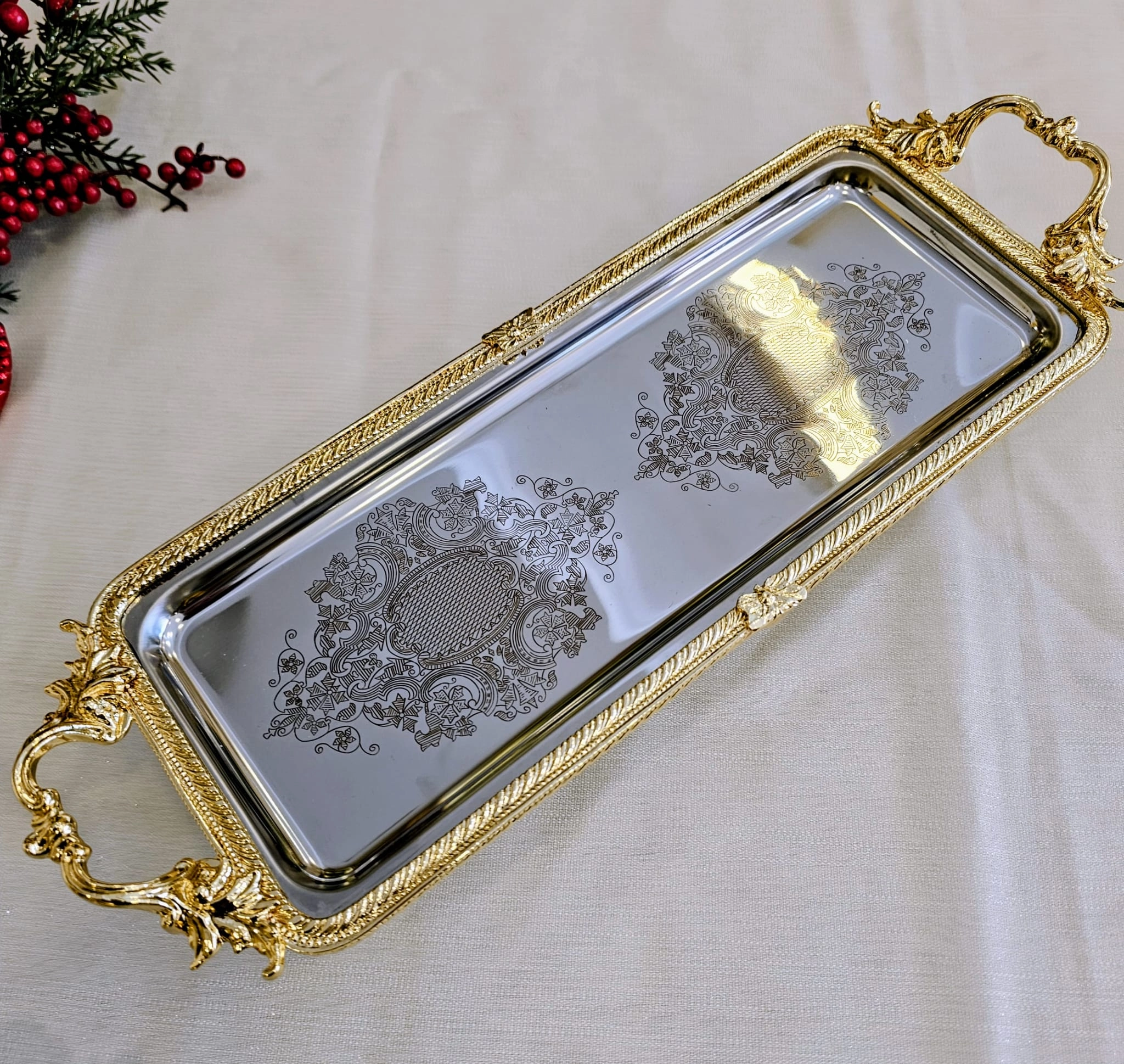 DÖKÜM METAL ÇERCEVELİ DİKTÖRTGEN KULPLU TEPSİ 34*14 GOLD
