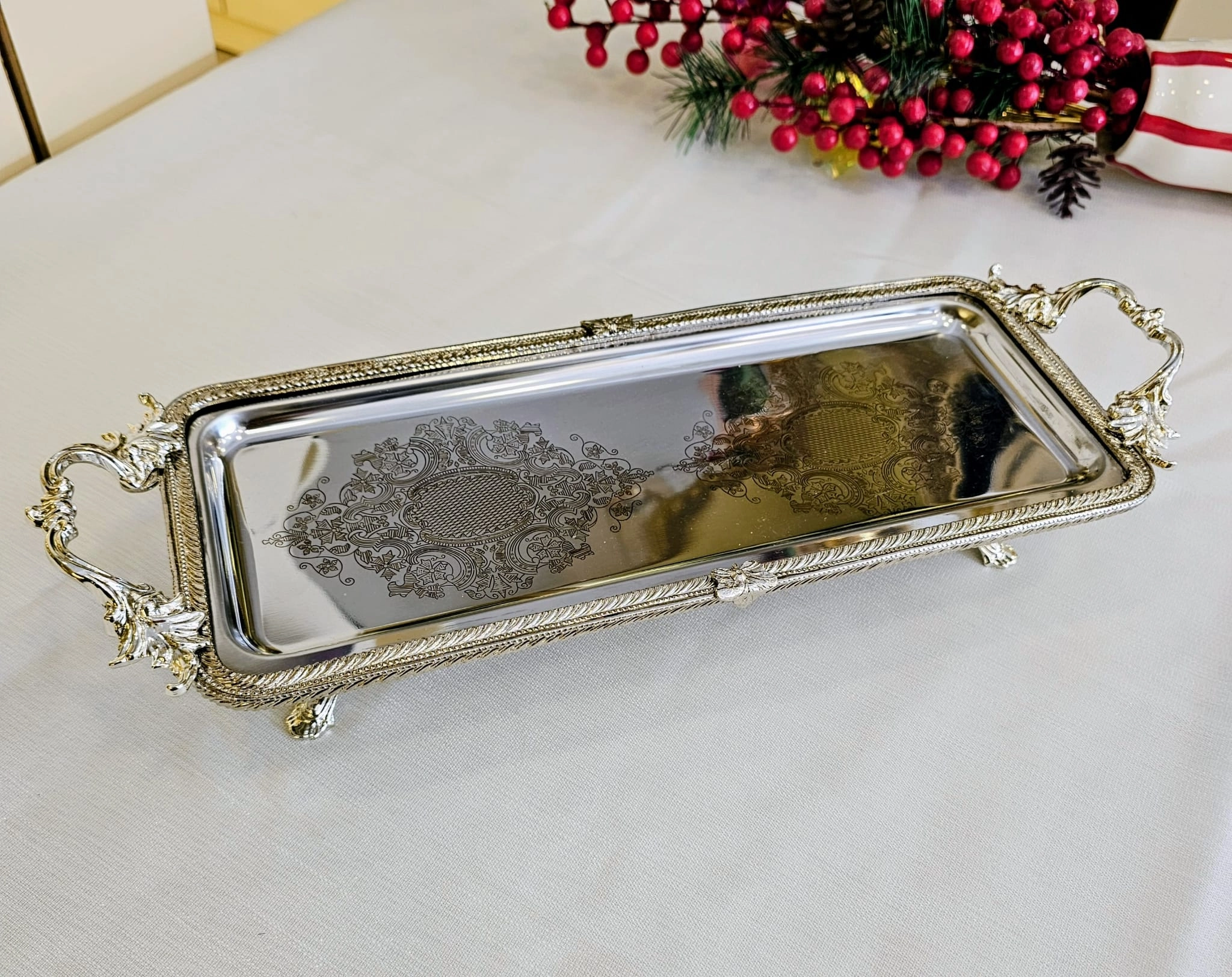 DÖKÜM METAL ÇERCEVELİ DİKTÖRTGEN KULPLU TEPSİ 34*14  GÜMÜŞ