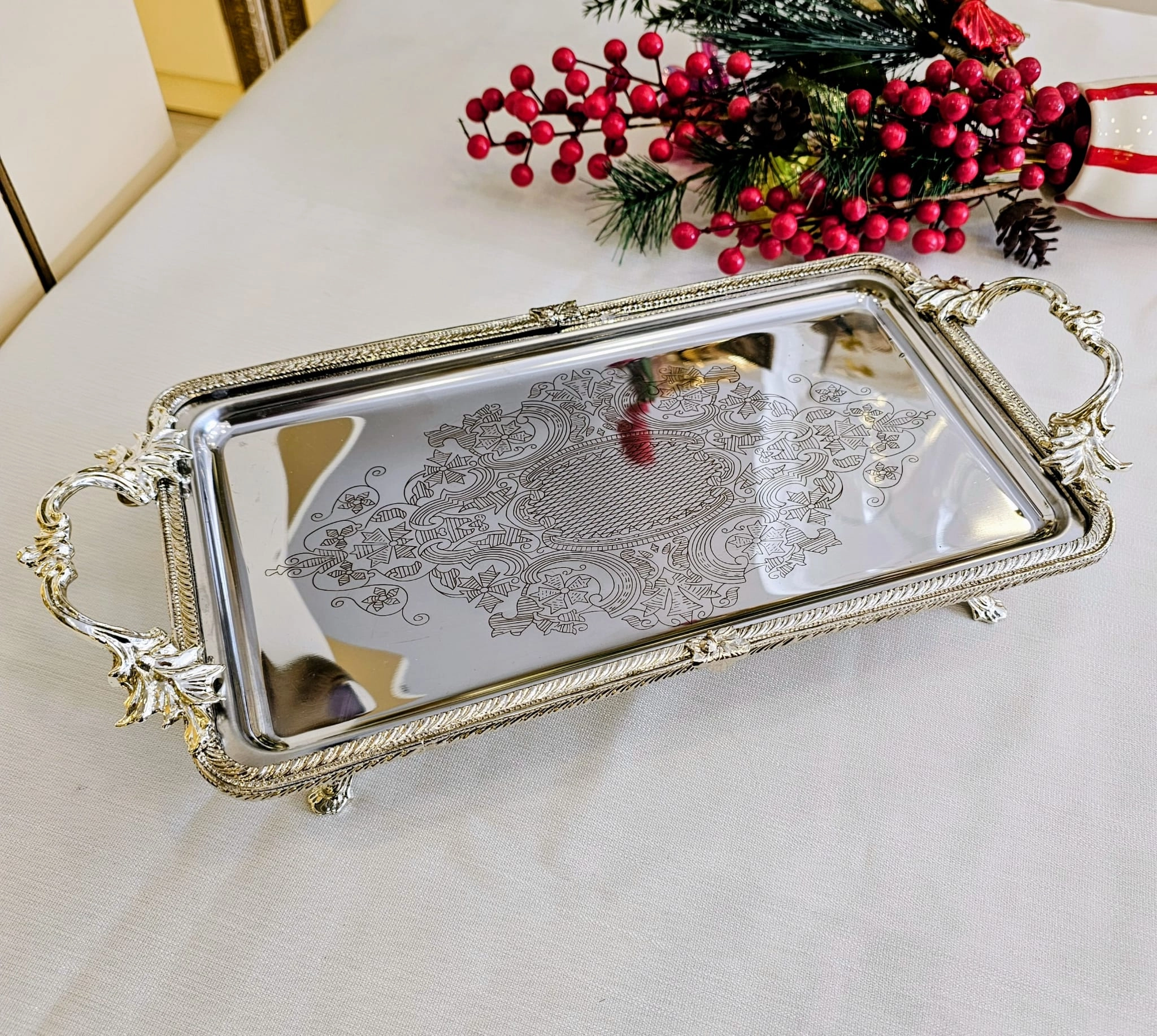 DÖKÜM METAL ÇERCEVELİ DİKTÖRTGEN KULPLU TEPSİ 35*19 GÜMÜŞ