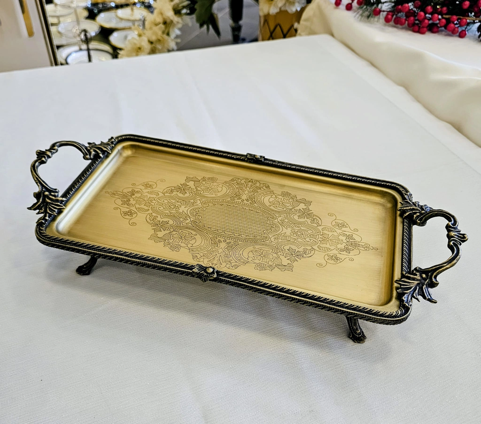 DÖKÜM METAL ÇERCEVELİ DİKTÖRTGEN KULPLU TEPSİ 35*19 ANTİK