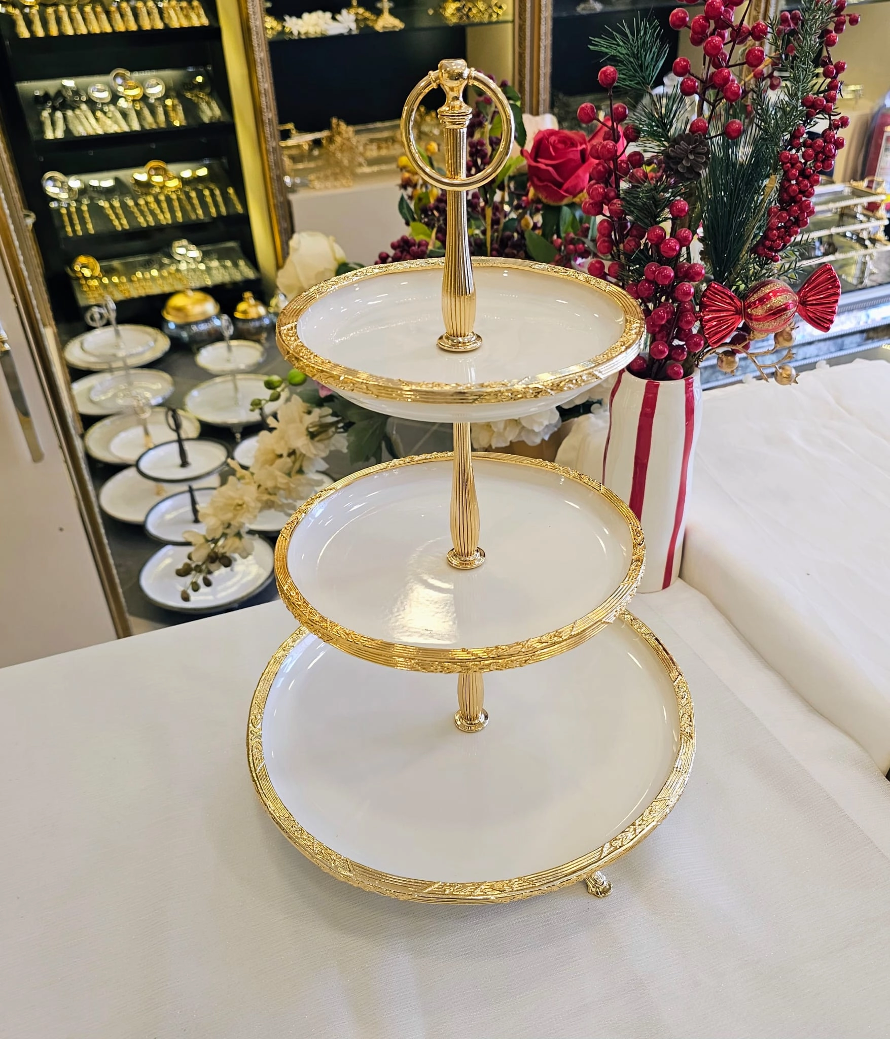 ÜÇ KATLI METAL ÇERÇEVELİ PORSELEN SUNUM TABAĞI 30/21/19 CM.