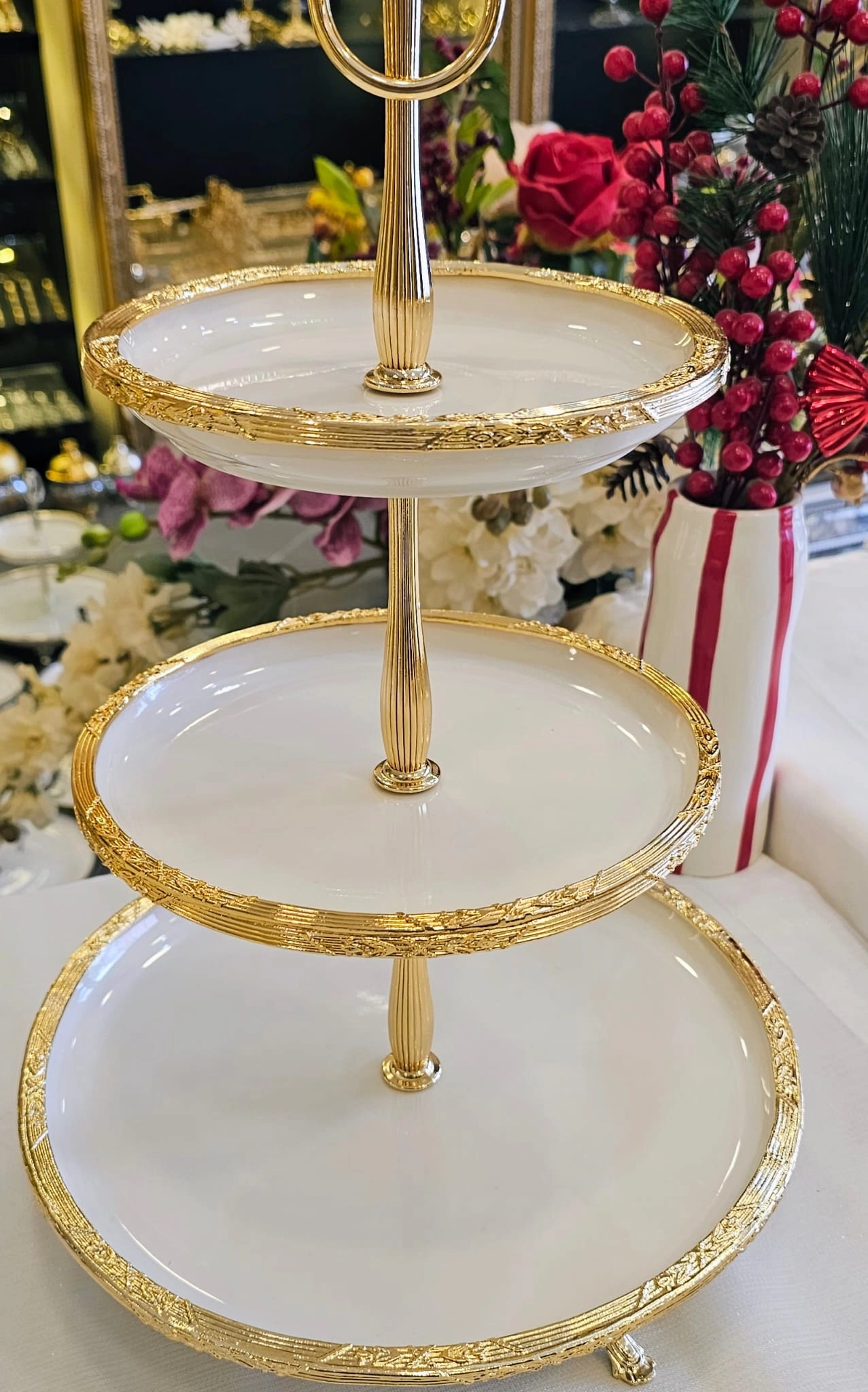 ÜÇ KATLI METAL ÇERÇEVELİ PORSELEN SUNUM TABAĞI 30/21/19 CM.