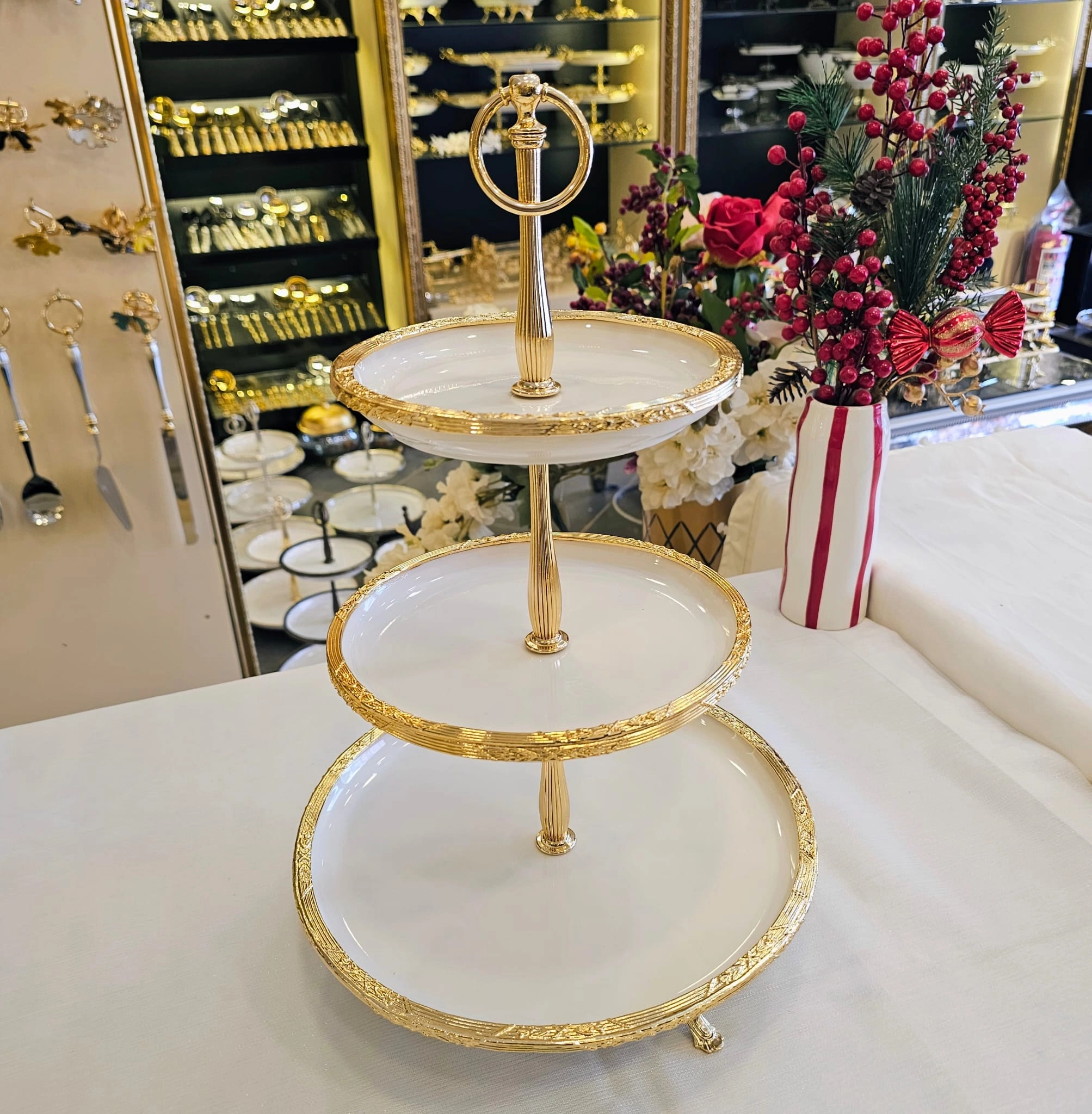 ÜÇ KATLI METAL ÇERÇEVELİ PORSELEN SUNUM TABAĞI 30/21/19 CM.