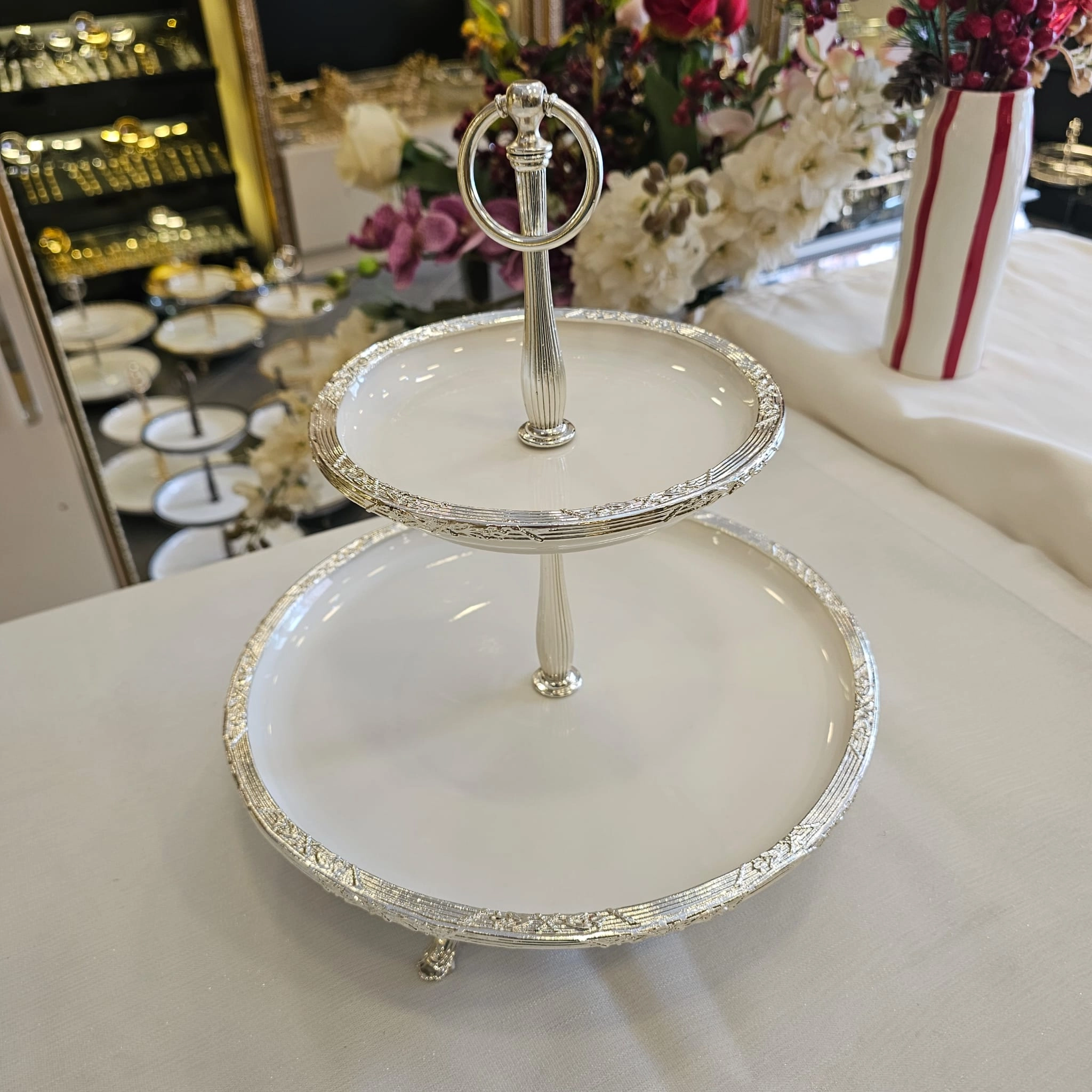 İKİ KATLI METAL ÇERÇEVELİ PORSELEN SUNUM TABAĞI 30/19 CM GÜMÜŞ