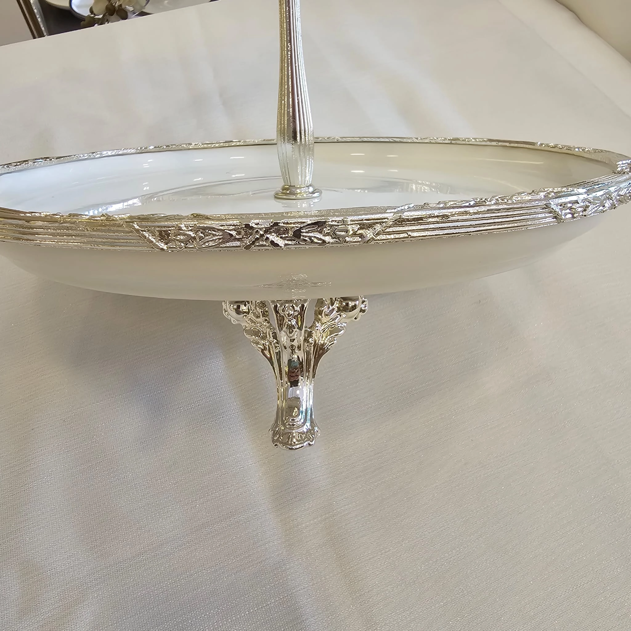 İKİ KATLI METAL ÇERÇEVELİ PORSELEN SUNUM TABAĞI 30/19 CM GÜMÜŞ