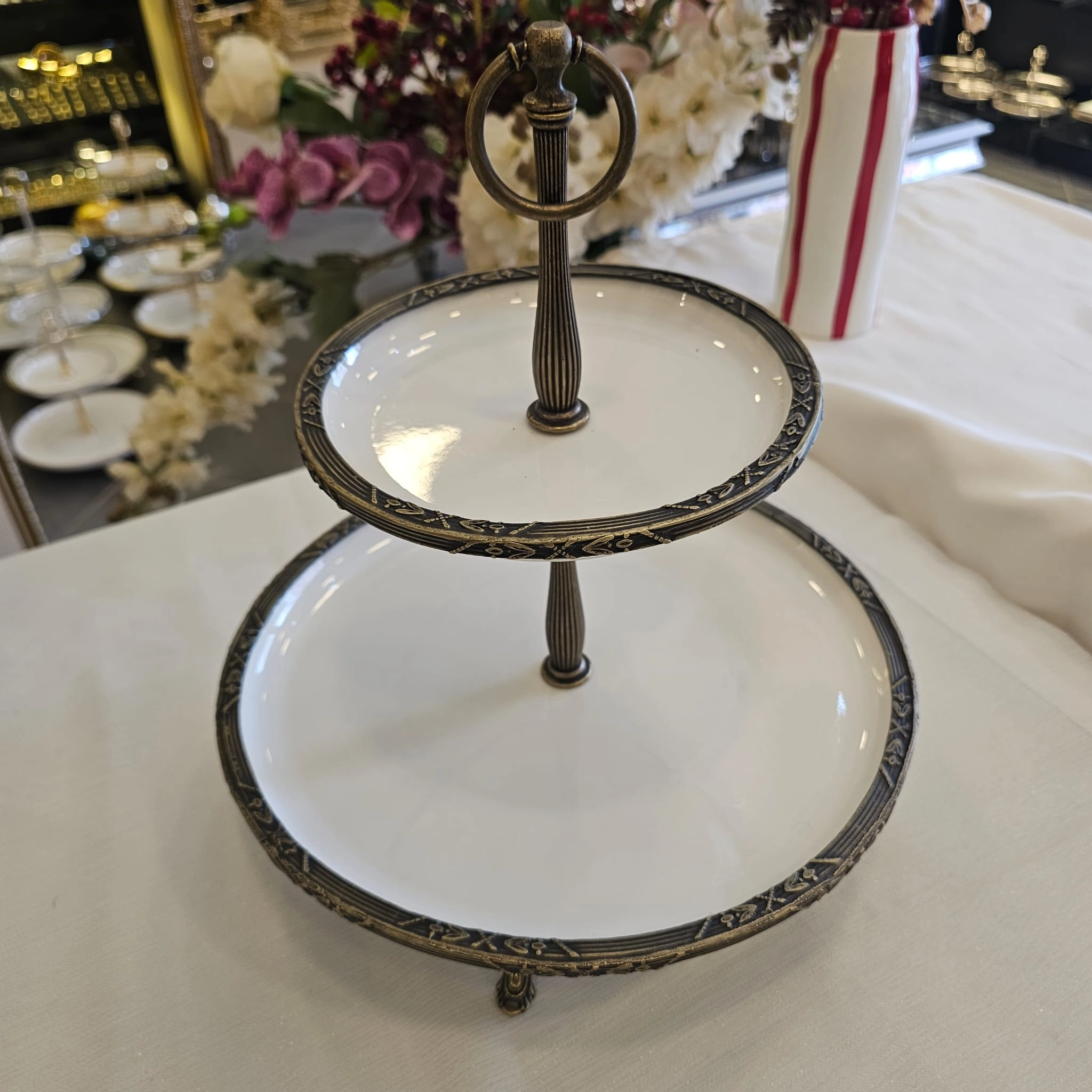 İKİ KATLI METAL ÇERÇEVELİ PORSELEN SUNUM TABAĞI 30/19 CM ANTİK