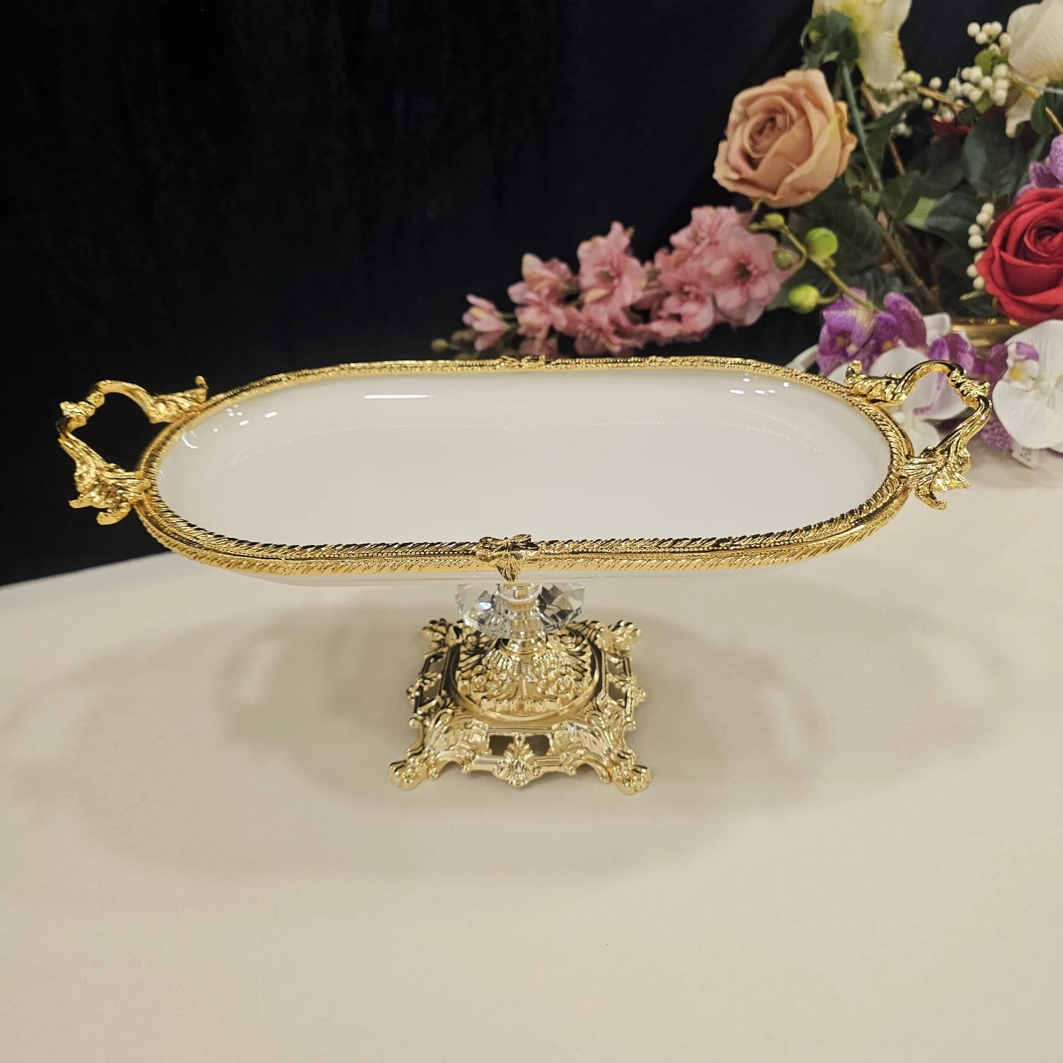 DÖKÜM KENAR ÇERCEVELİ AYAKLI PORSELEN SUNUM TABAĞI 30*16 GOLD