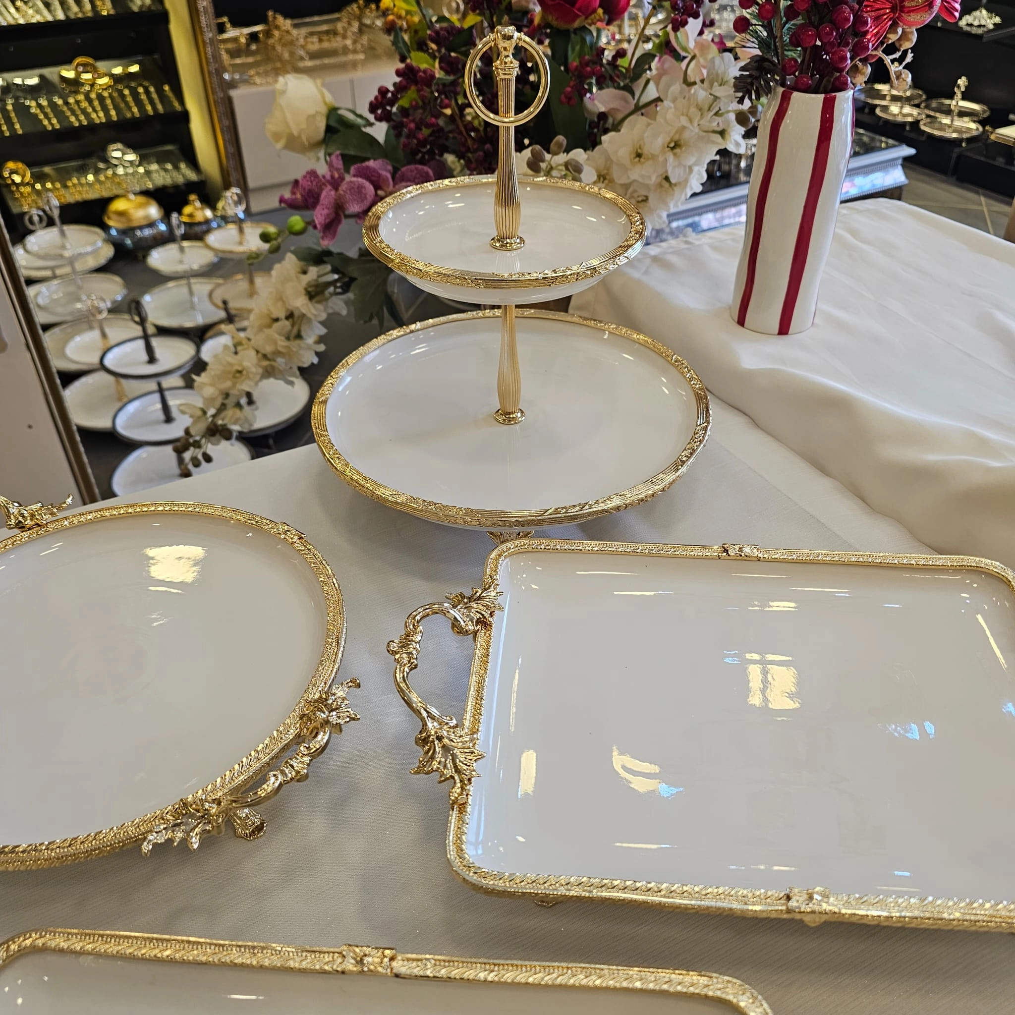 DÖKÜM KENAR ÇERCEVELİ AYAKLI PORSELEN SUNUM SETİ GOLD 4 PARCA