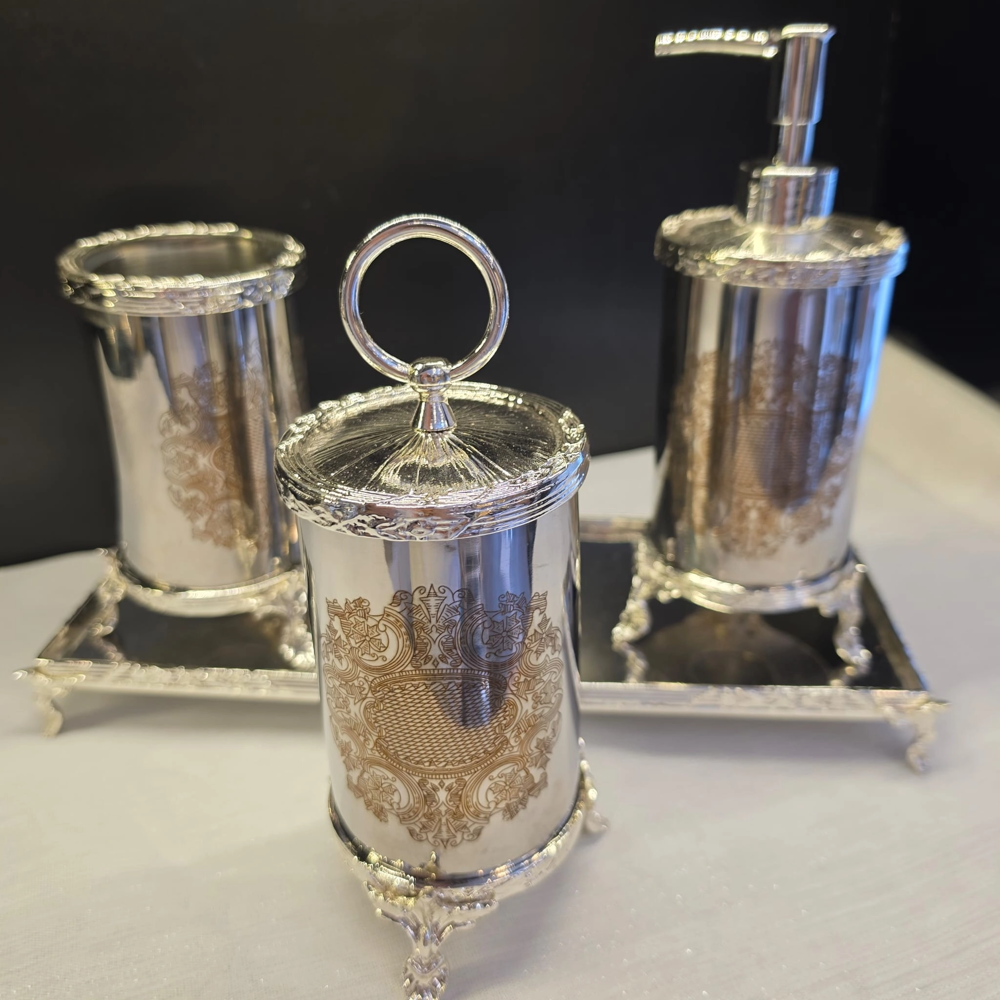 GRAVÜR DETAYLI BANYO AKSESUAR SETİ GÜMÜŞ