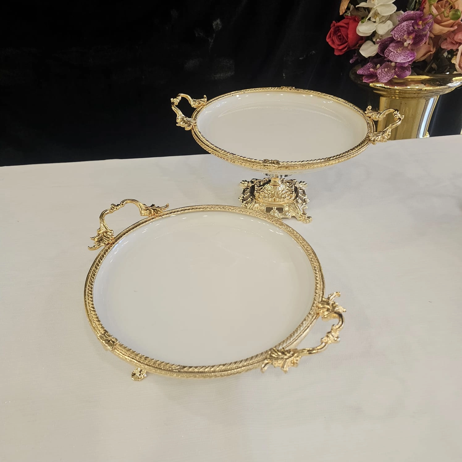 11 PARÇA DÖKÜM KENAR ÇERCEVELİ AYAKLI PORSELEN VE SERVİS SUNUM SETİ GOLD