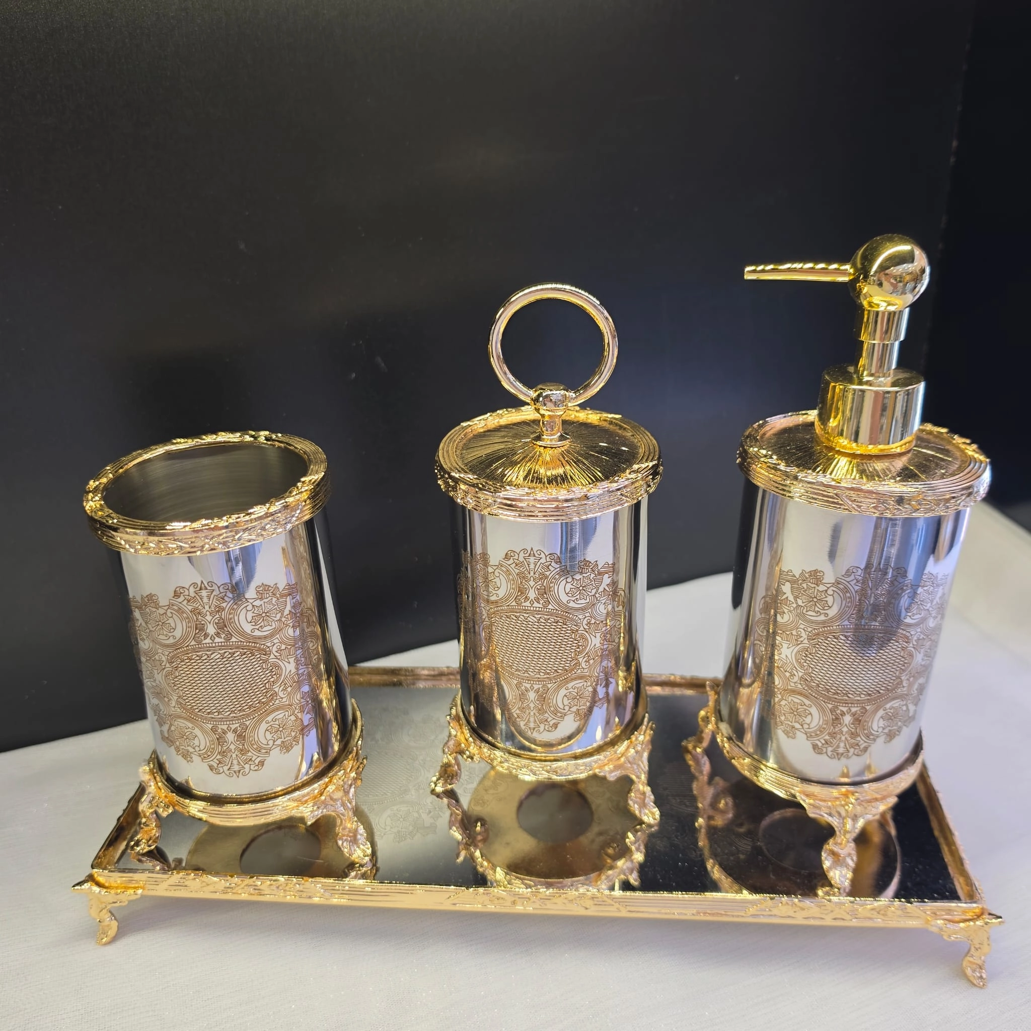 GRAVÜR DETAYLI BANYO AKSESUAR SETİ GOLD
