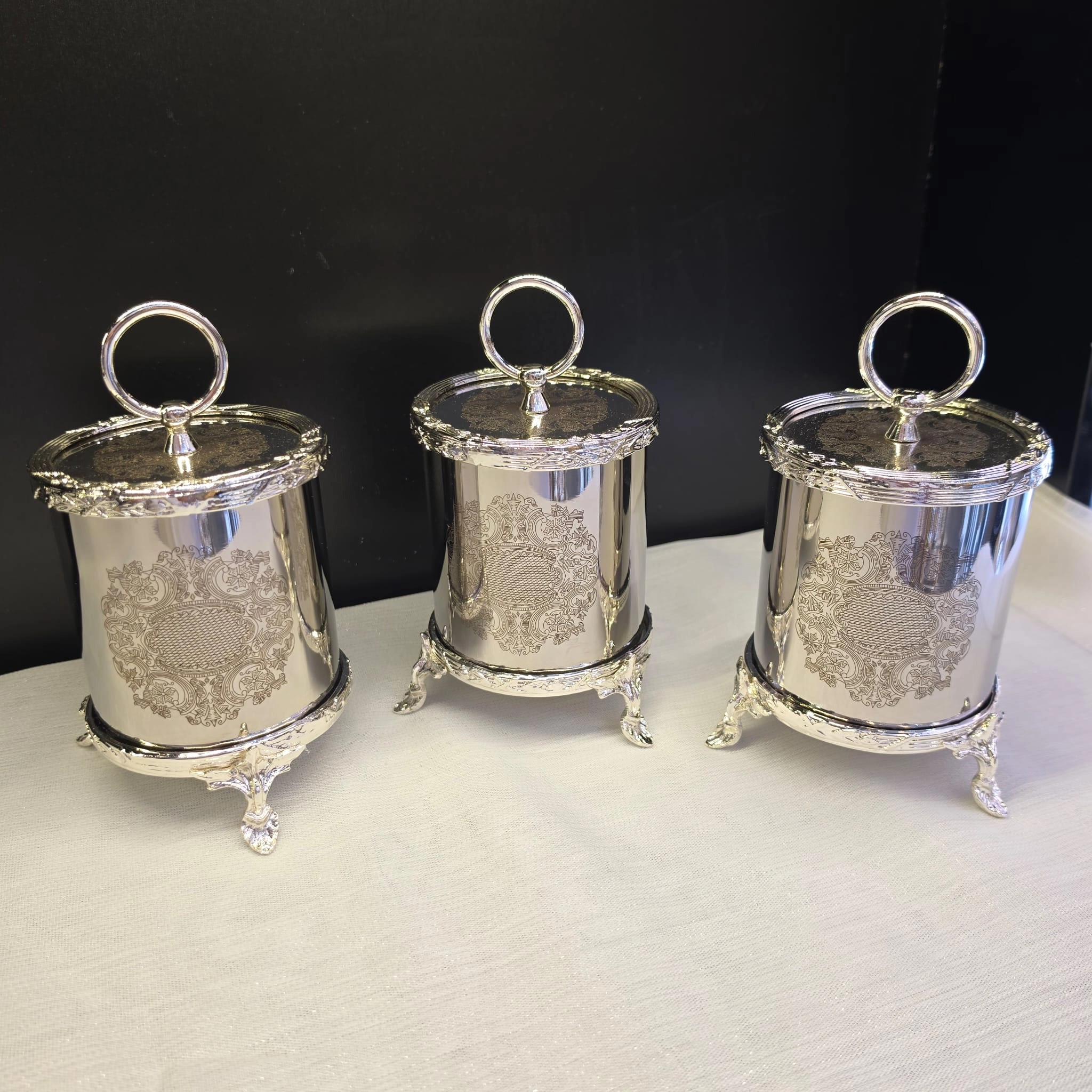 3 LÜ GRAVÜR DESENLİ AYAKLI METAL KAVANOZ & BAHARATLIK SETİ ( ŞEKERLİK / İKRAMLIK ) GÜMÜŞ