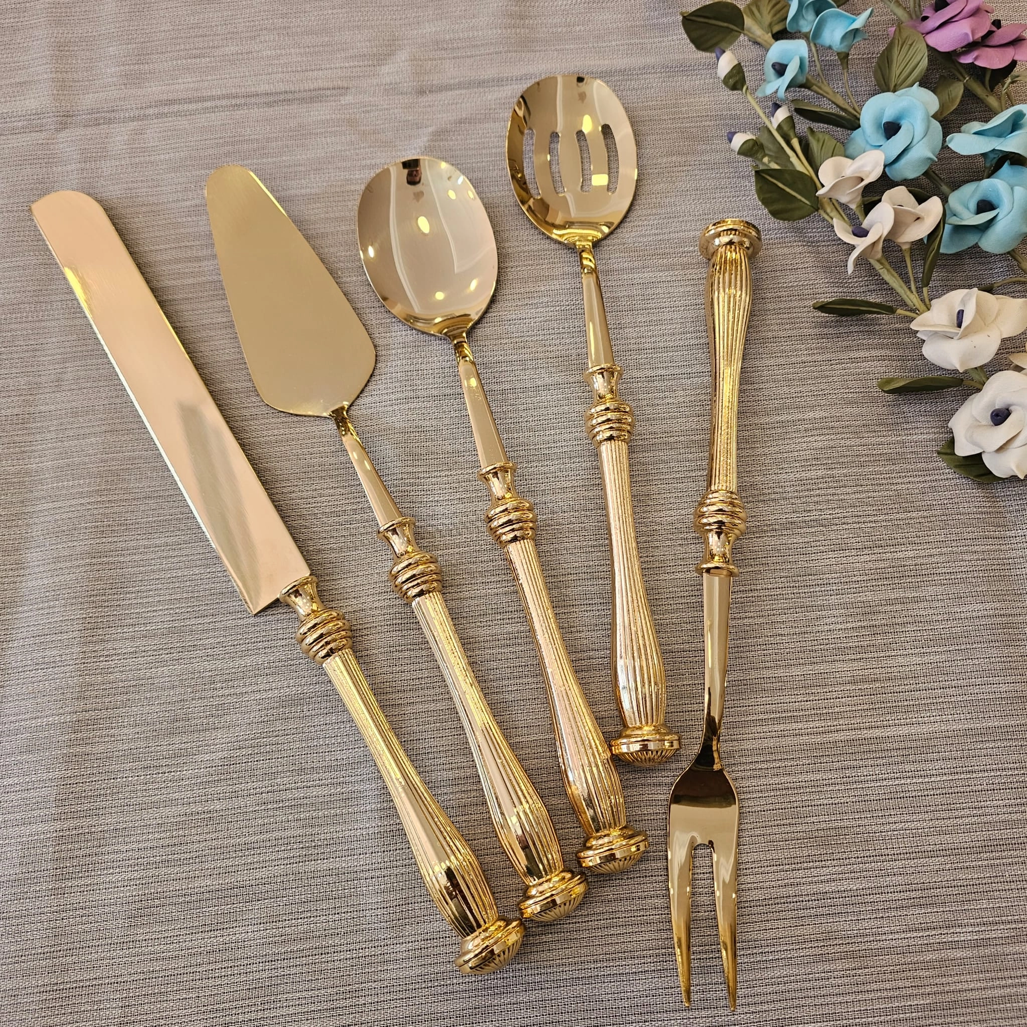 YİVLİ KOMPLE GOLD SAPLI 5 PARÇA SERVİS SETİ TİTANYUM