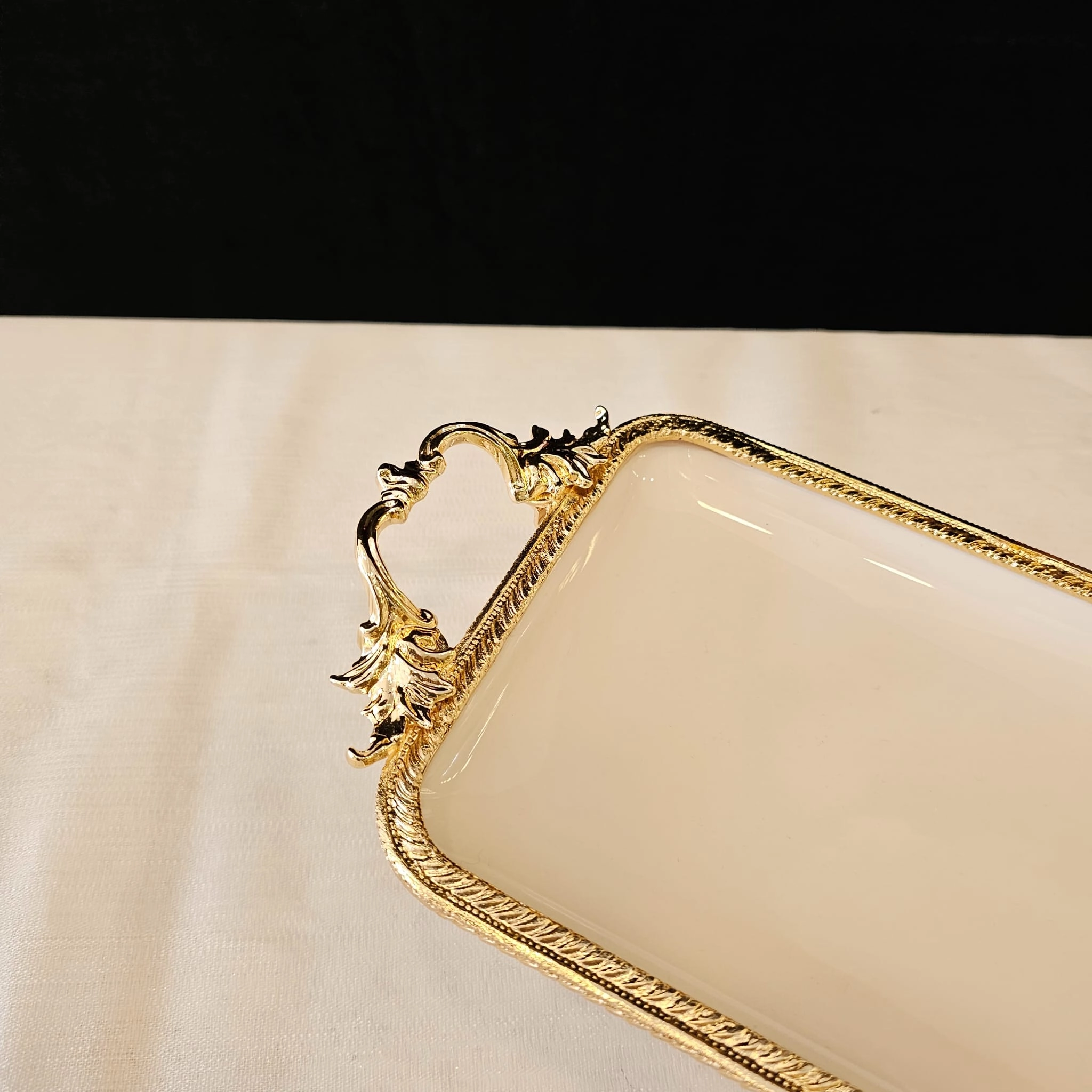 DÖKÜM KENAR ÇERCEVELİ AYAKLI PORSELEN SUNUM TABAĞI GOLD 30*14