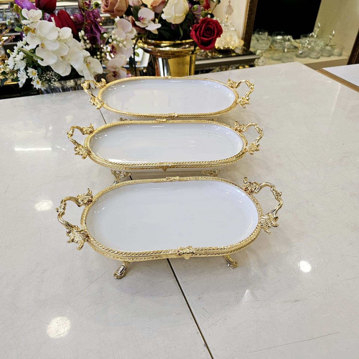 8 PARÇA DÖKÜM KENAR ÇERCEVELİ AYAKLI PORSELEN SUNUM SETİ GOLD