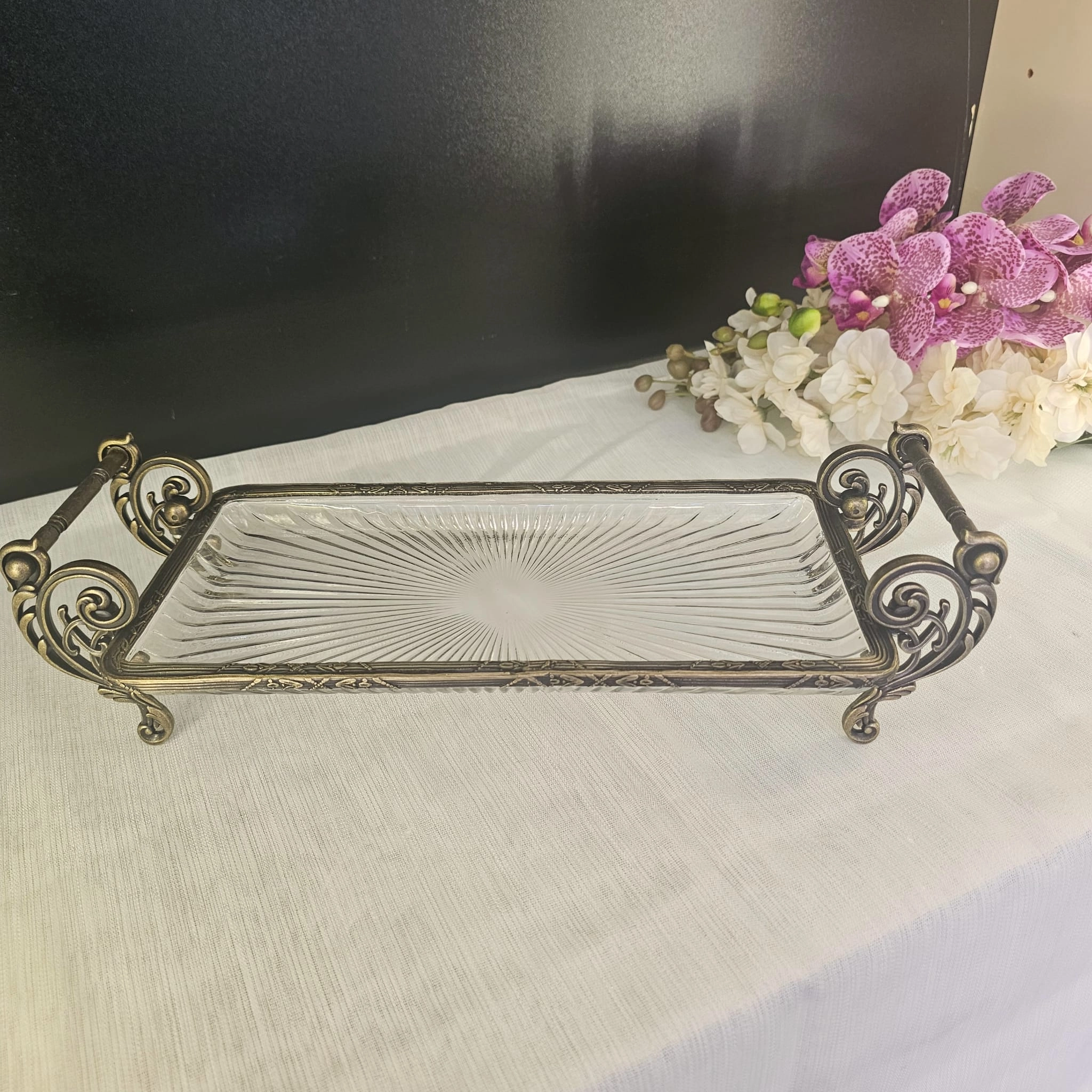 METAL ÇERÇEVELİ KULPLU CAM SUNUM TABAĞI 37*20 CM.
