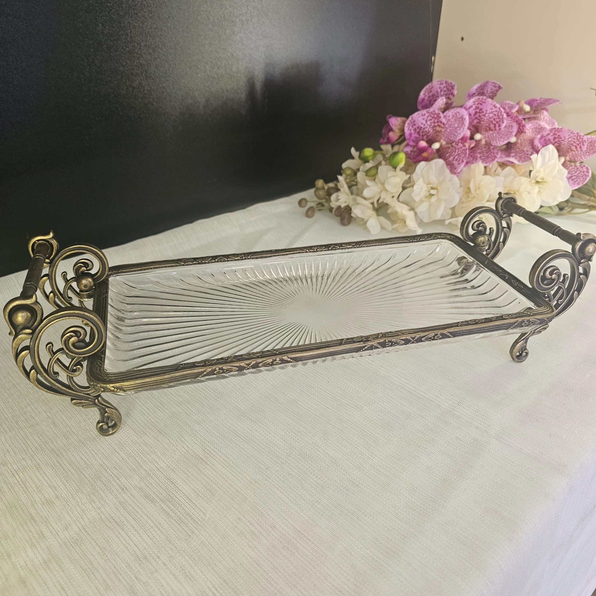 METAL ÇERÇEVELİ CAM SUNUM TABAĞI 32*15 CM.