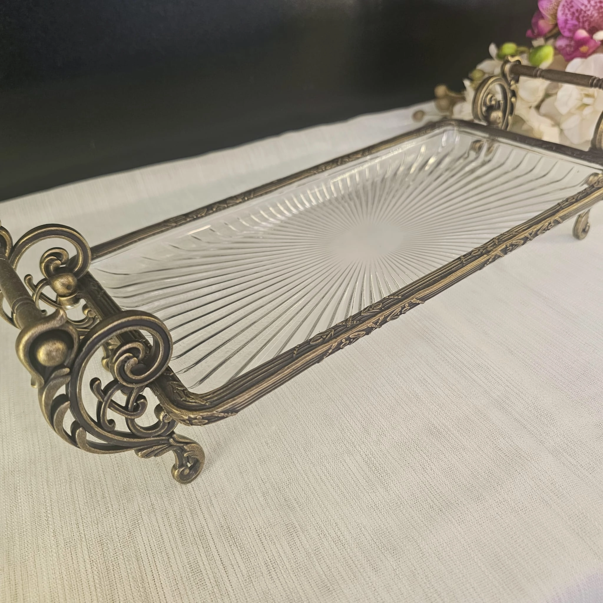 METAL ÇERÇEVELİ KULPLU CAM SUNUM TABAĞI 37*20 CM.
