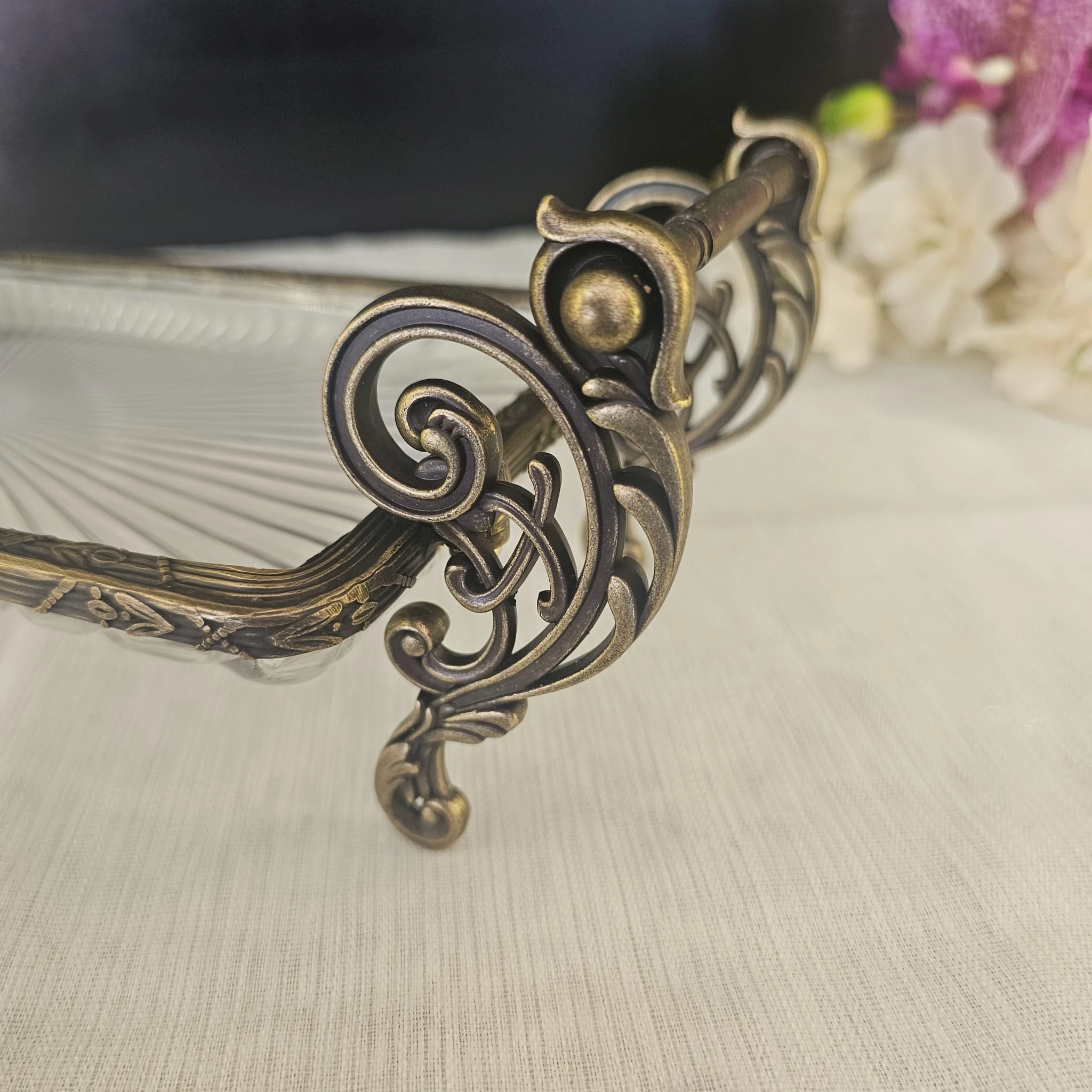 METAL ÇERÇEVELİ KULPLU CAM SUNUM TABAĞI 37*20 CM.