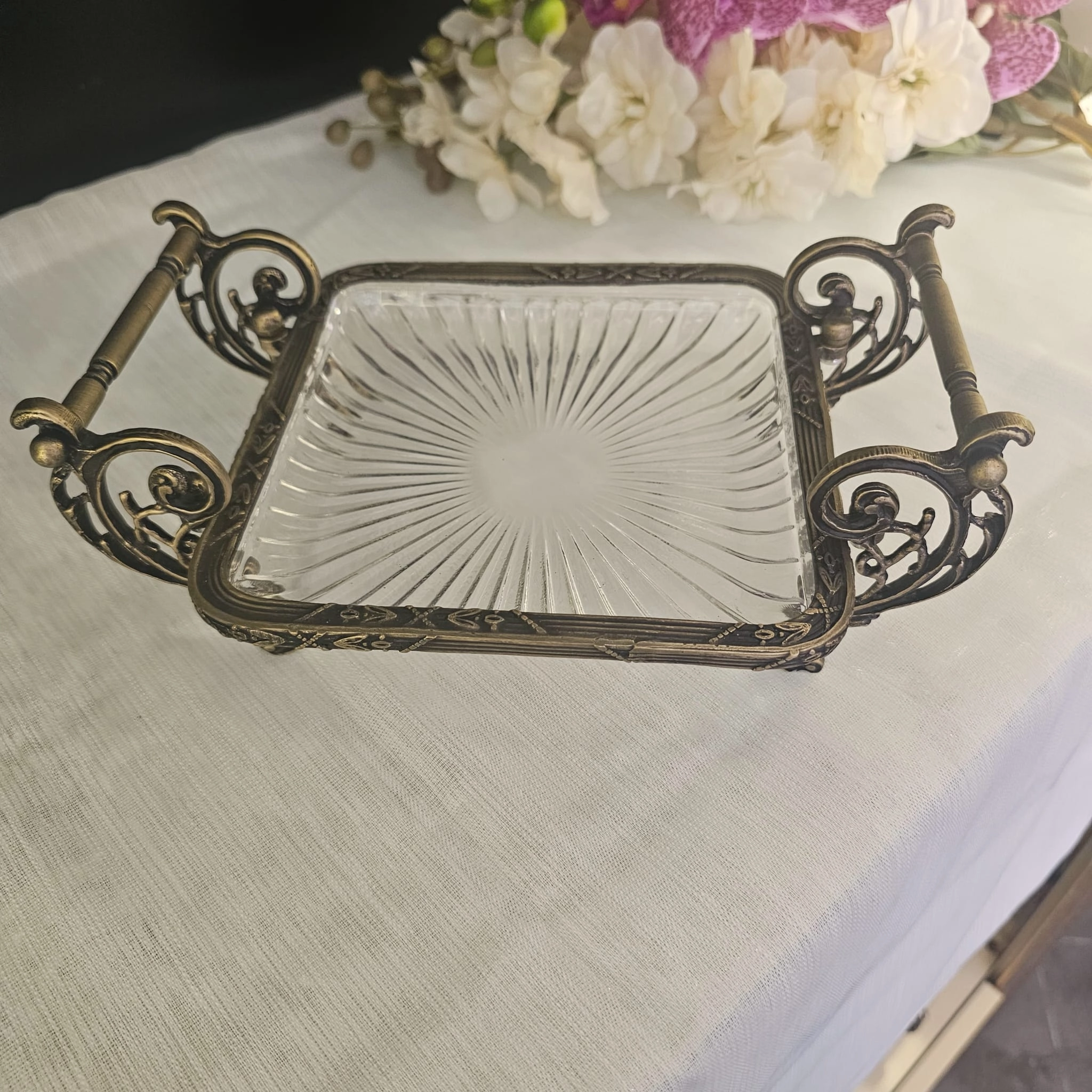 METAL DÖKÜM ÇERÇEVELİ KULPLU CAM SUNUM TABAĞI 19*19 KARE ANTİK