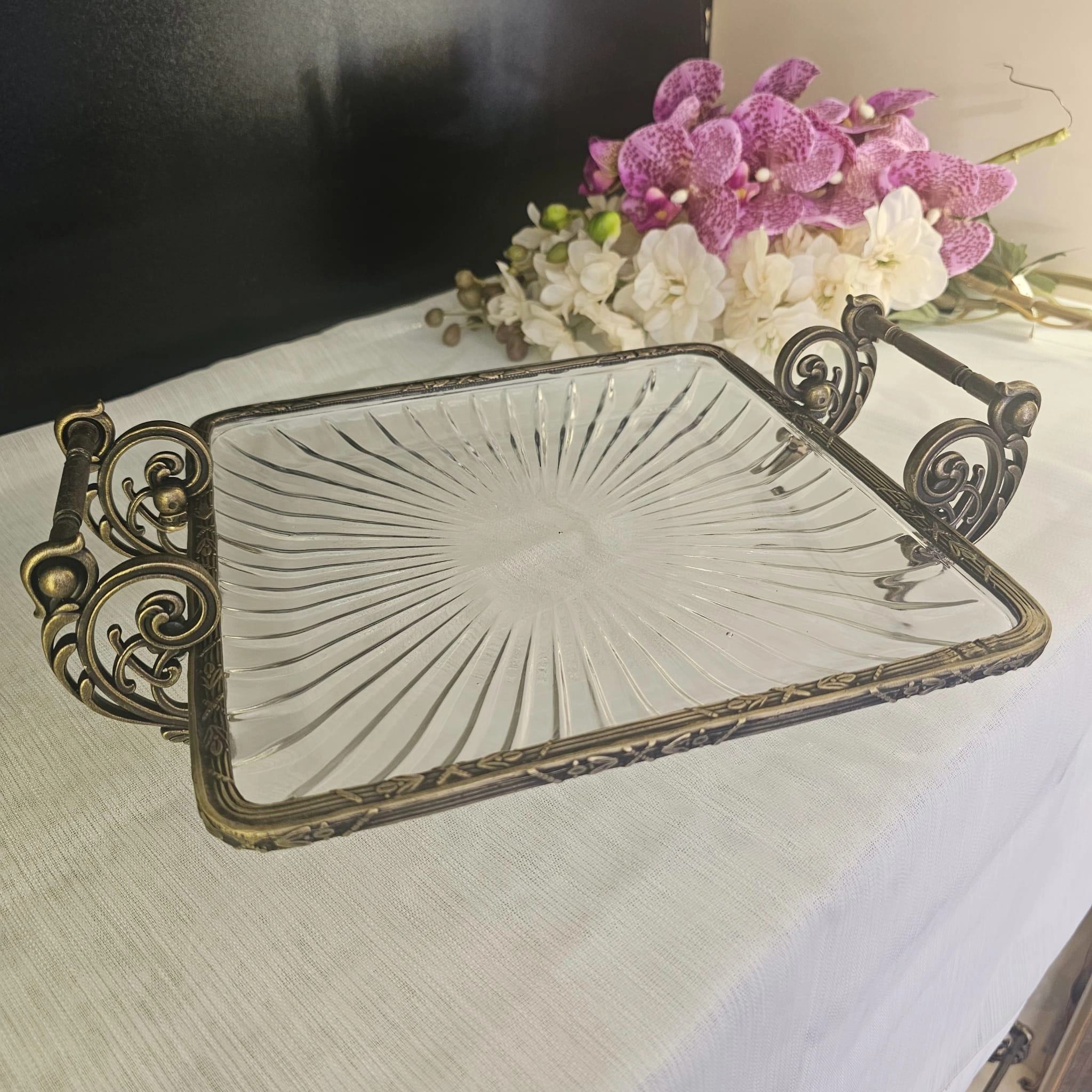 METAL DÖKÜM ÇERÇEVELİ KULPLU CAM SUNUM TABAĞI KARE 25*25 ANTİK