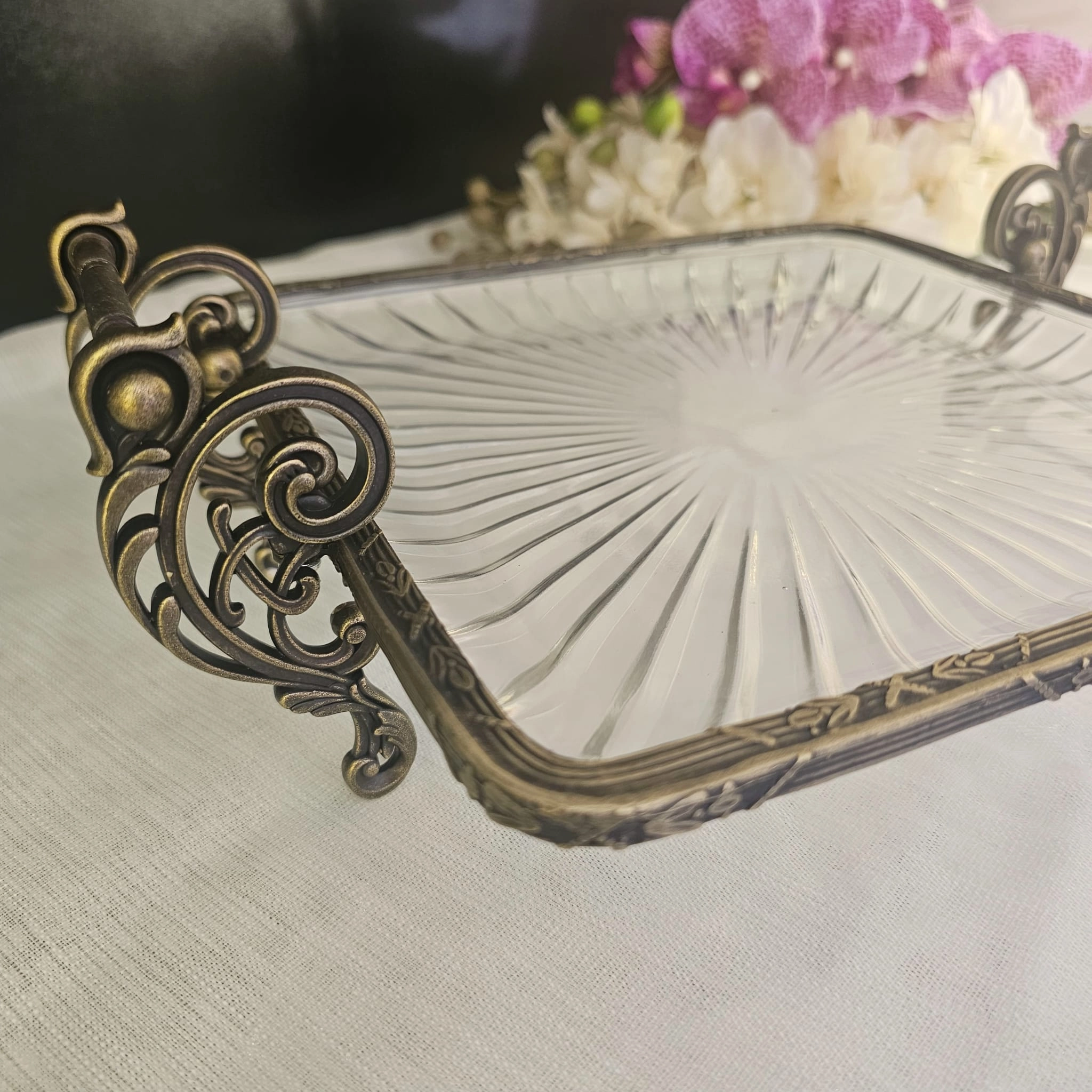 METAL DÖKÜM ÇERÇEVELİ KULPLU CAM SUNUM TABAĞI 19*19 KARE ANTİK