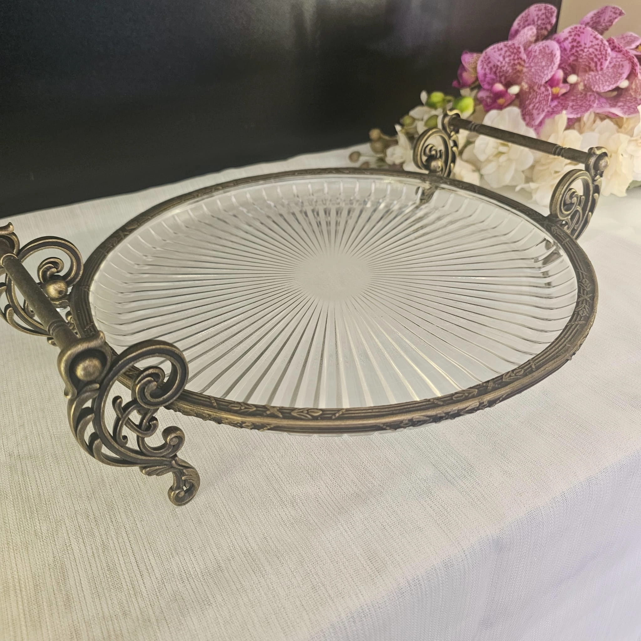 METAL DÖKÜM ÇERÇEVELİ KULPLU CAM SUNUM TABAĞI YUVARLAK 31.CM ANTİK
