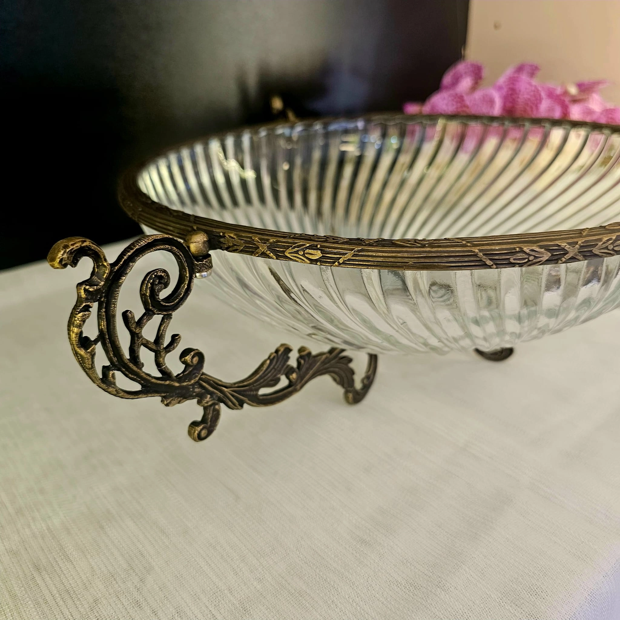METAL DÖKÜM ÇERÇEVELİ CAM SUNUM KASESİ  YUVARLAK 30.CM ANTİK