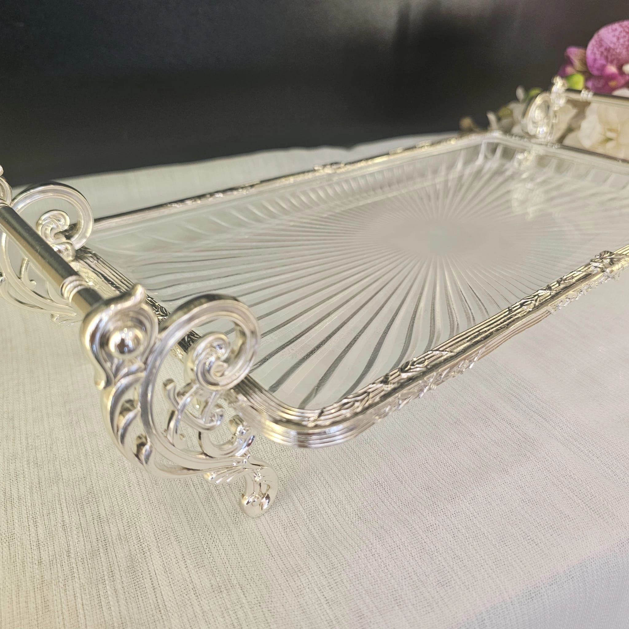 METAL ÇERÇEVELİ CAM SUNUM TABAĞI 37*20 CM. GÜMÜŞ