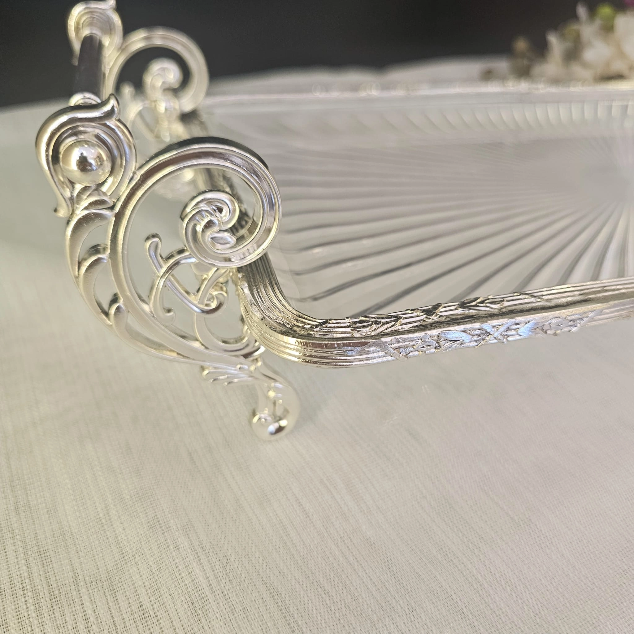 METAL ÇERÇEVELİ CAM SUNUM TABAĞI 32*15 CM. GÜMÜŞ