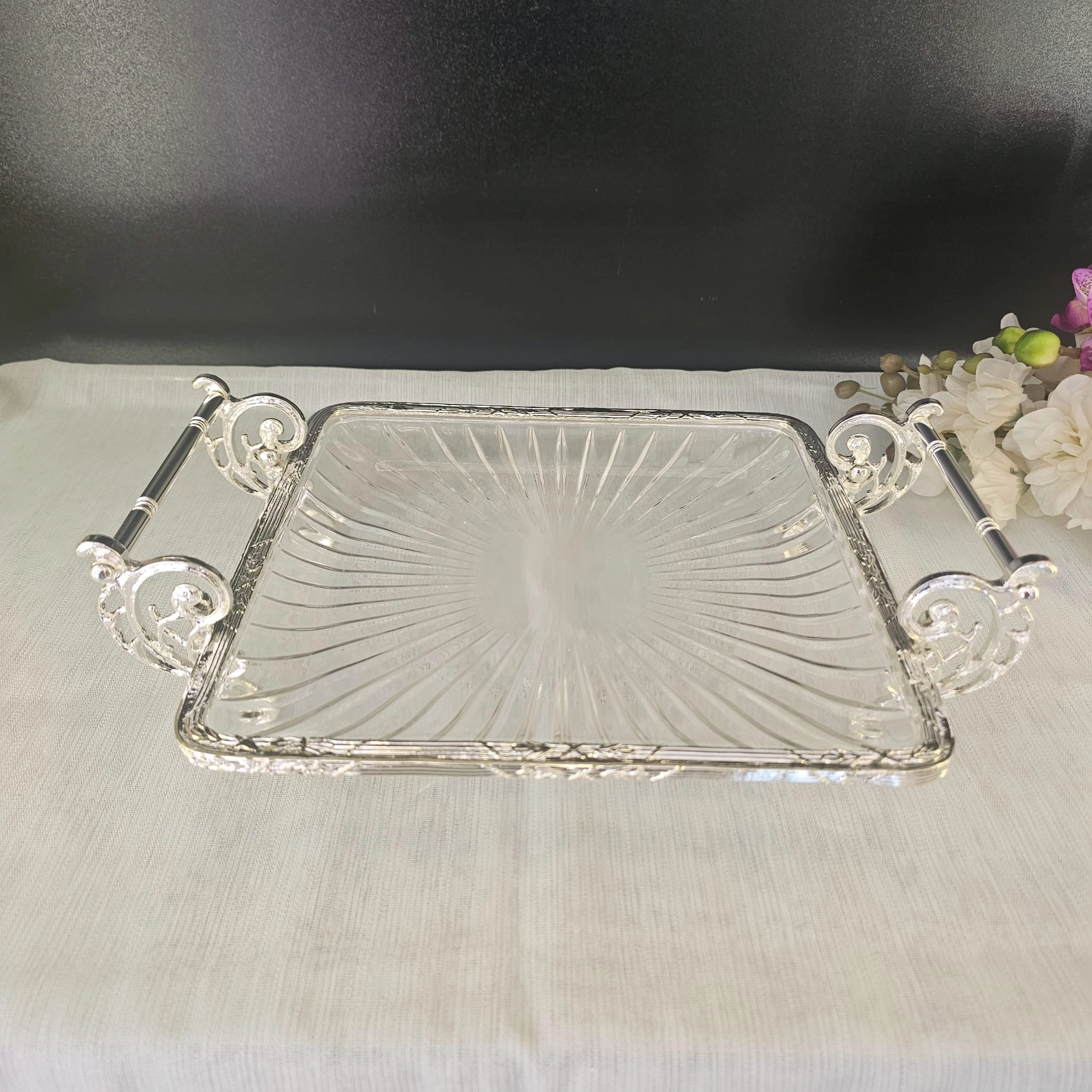 METAL DÖKÜM ÇERÇEVELİ KULPLU CAM SUNUM TABAĞI 25*25 KARE GÜMÜŞ