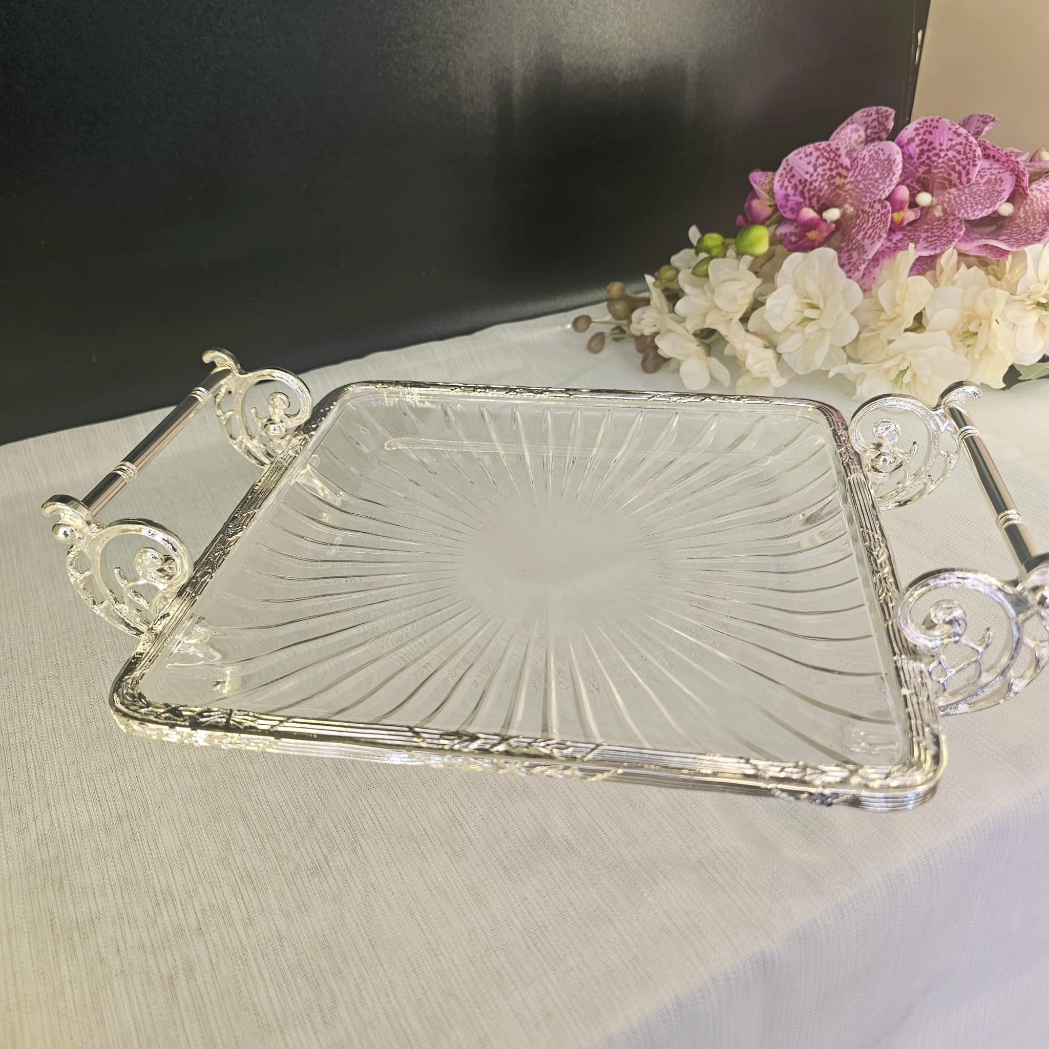METAL DÖKÜM ÇERÇEVELİ KULPLU CAM SUNUM TABAĞI 25*25 KARE GÜMÜŞ