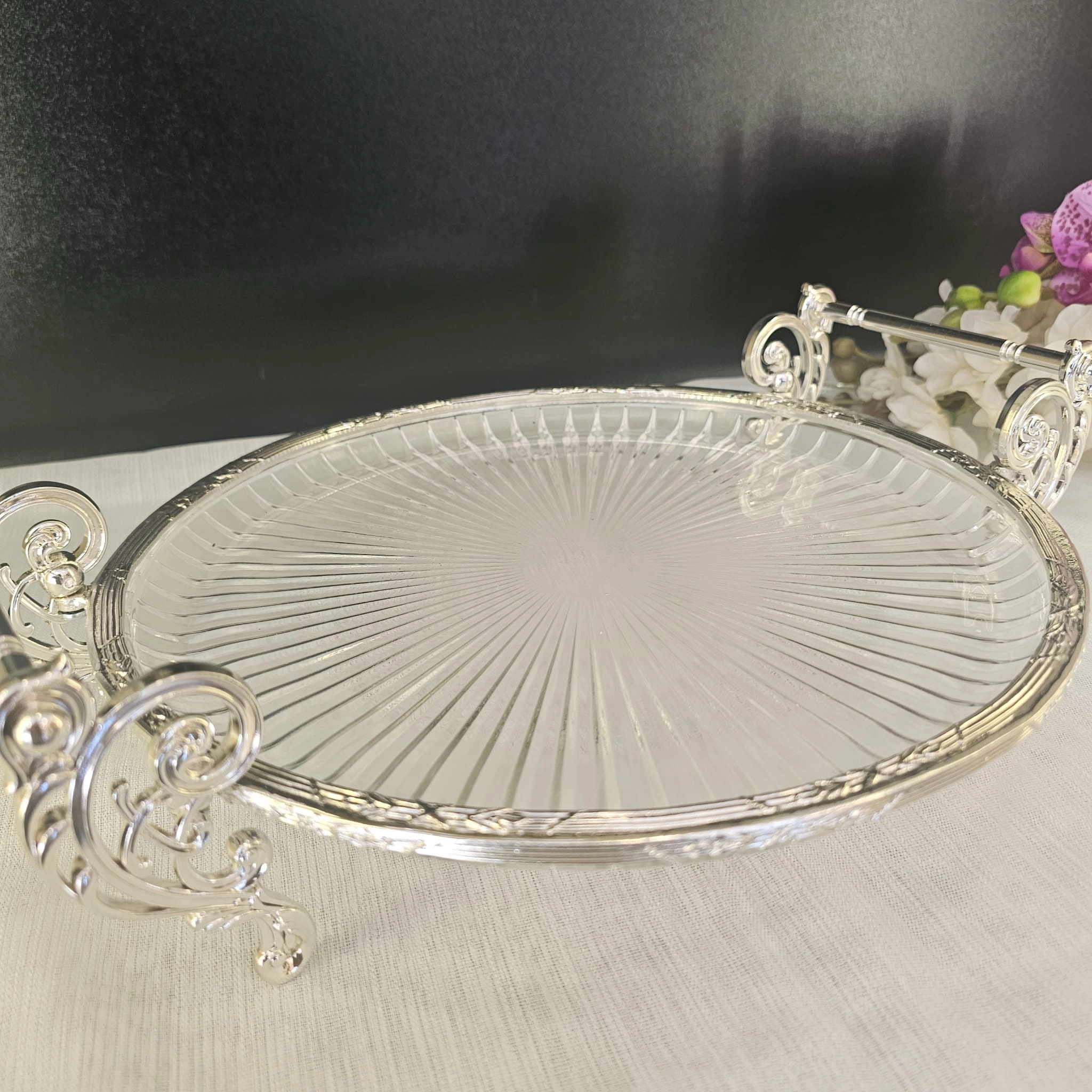 METAL DÖKÜM ÇERÇEVELİ KULPLU CAM SUNUM TABAĞI YUVARLAK 31.CM GÜMÜŞ
