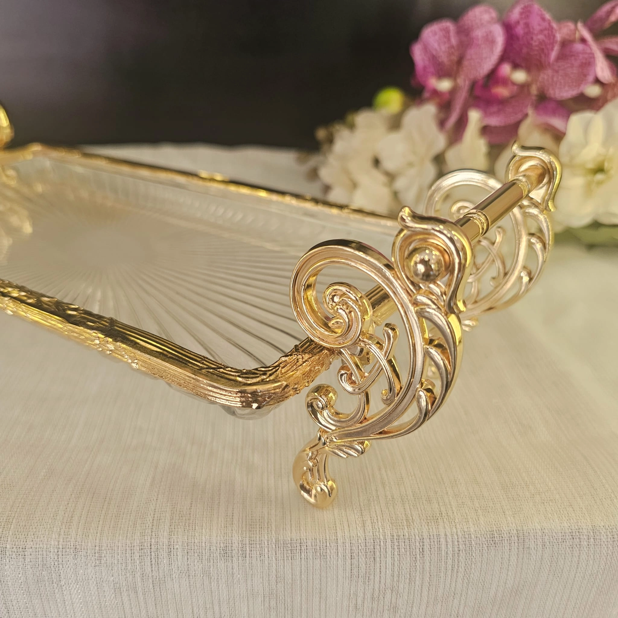 METAL ÇERÇEVELİ KULPLU CAM SUNUM TABAĞI 32*15 CM GOLD