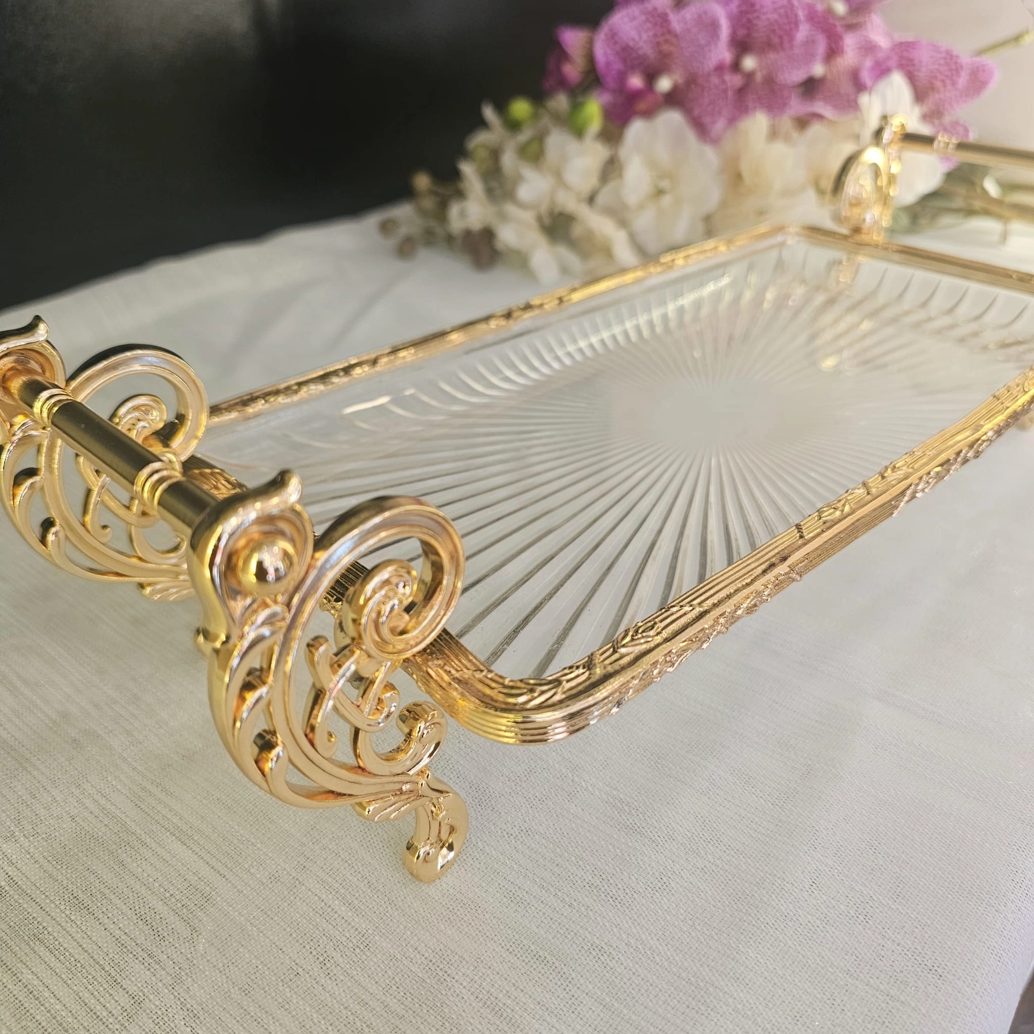 METAL ÇERÇEVELİ KULPLU CAM SUNUM TABAĞI 37*20 CM GOLD