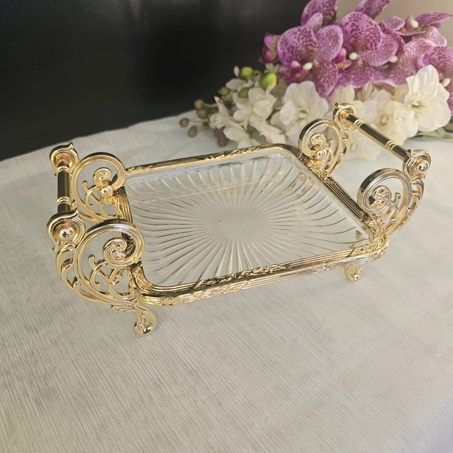 METAL DÖKÜM ÇERÇEVELİ KULPLU CAM SUNUM TABAĞI 19*19 KARE GOLD