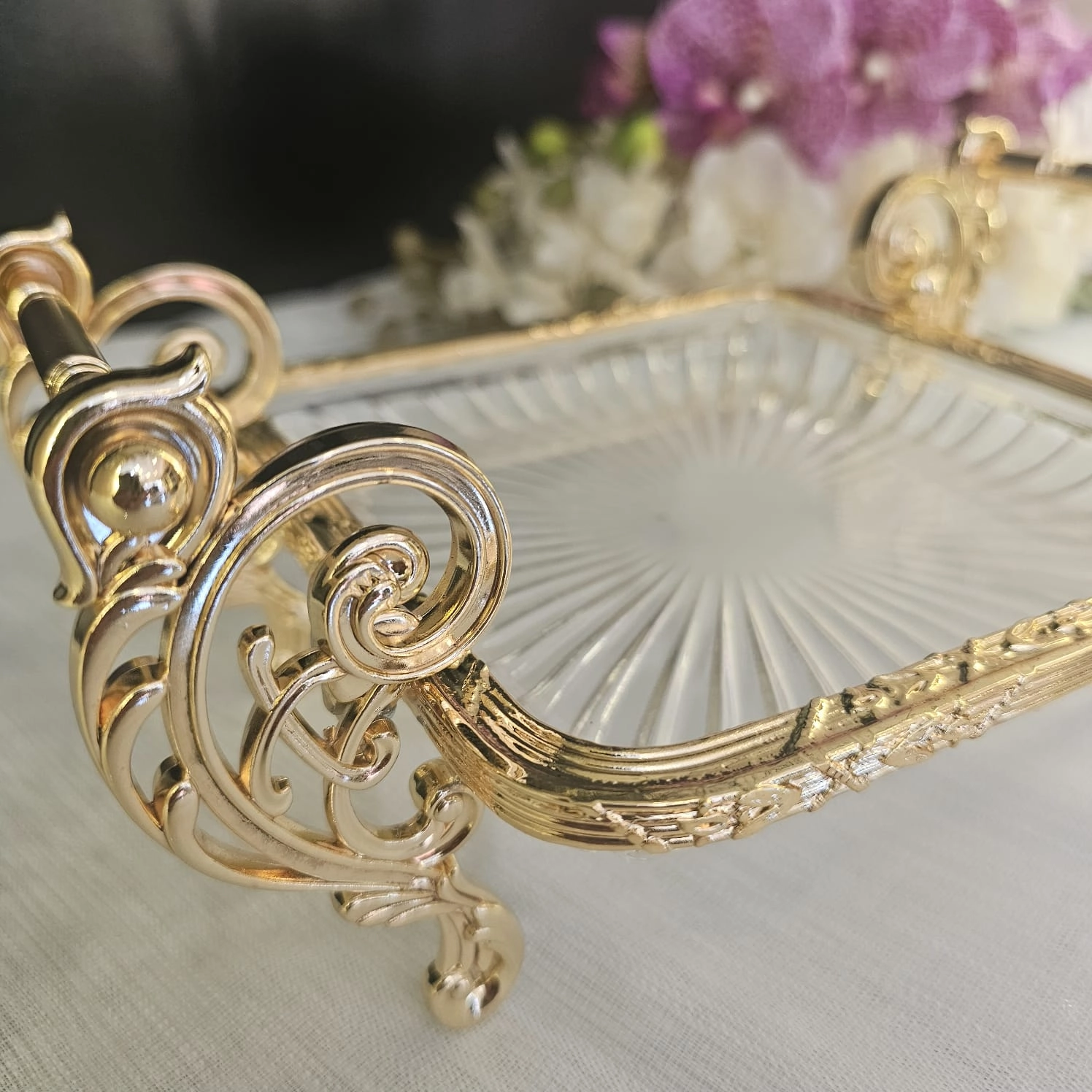 METAL DÖKÜM ÇERÇEVELİ KULPLU CAM SUNUM TABAĞI 25*25 KARE GOLD