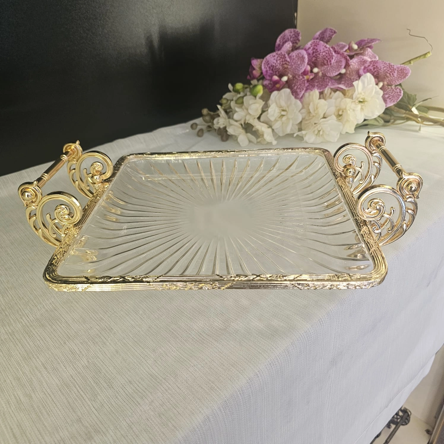 METAL DÖKÜM ÇERÇEVELİ KULPLU CAM SUNUM TABAĞI 25*25 KARE GOLD