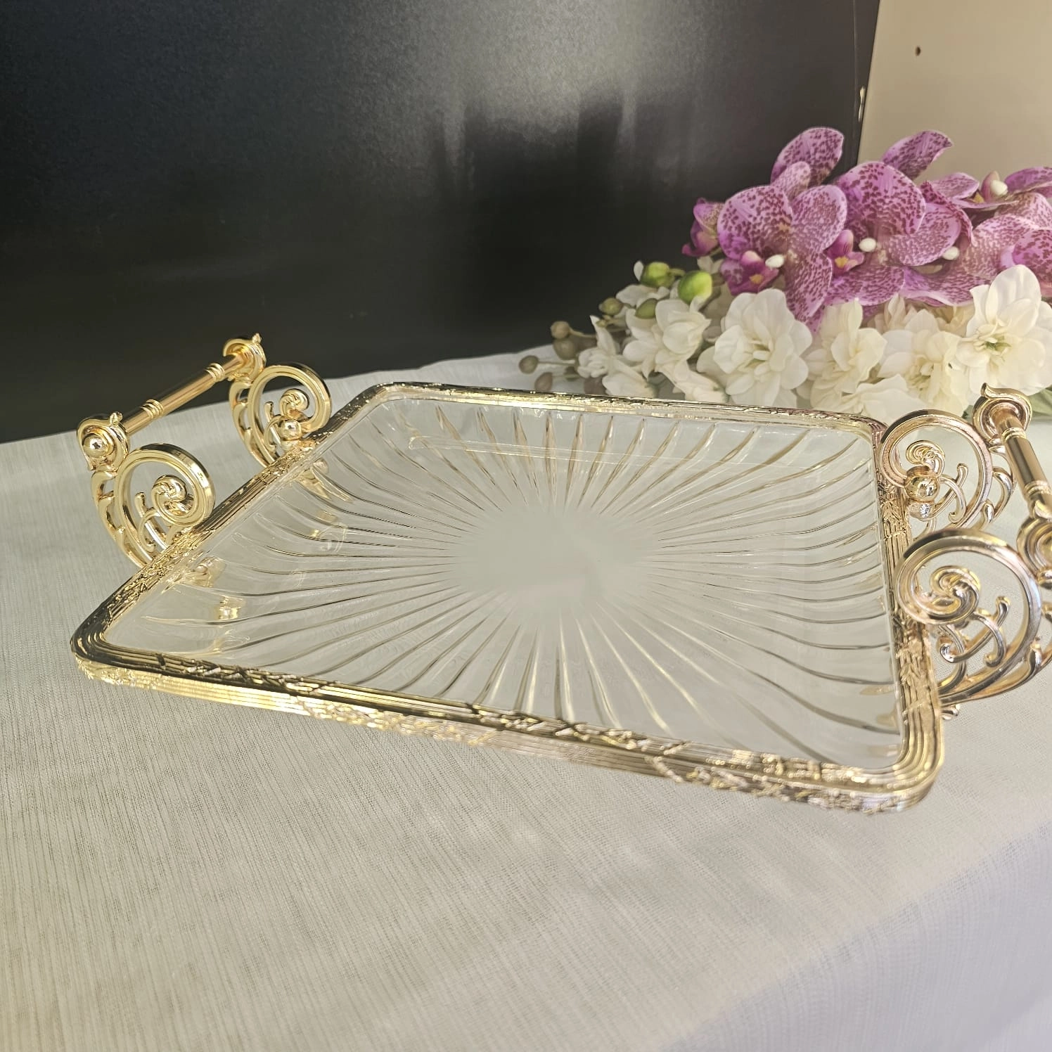 METAL DÖKÜM ÇERÇEVELİ KULPLU CAM SUNUM TABAĞI 25*25 KARE GOLD