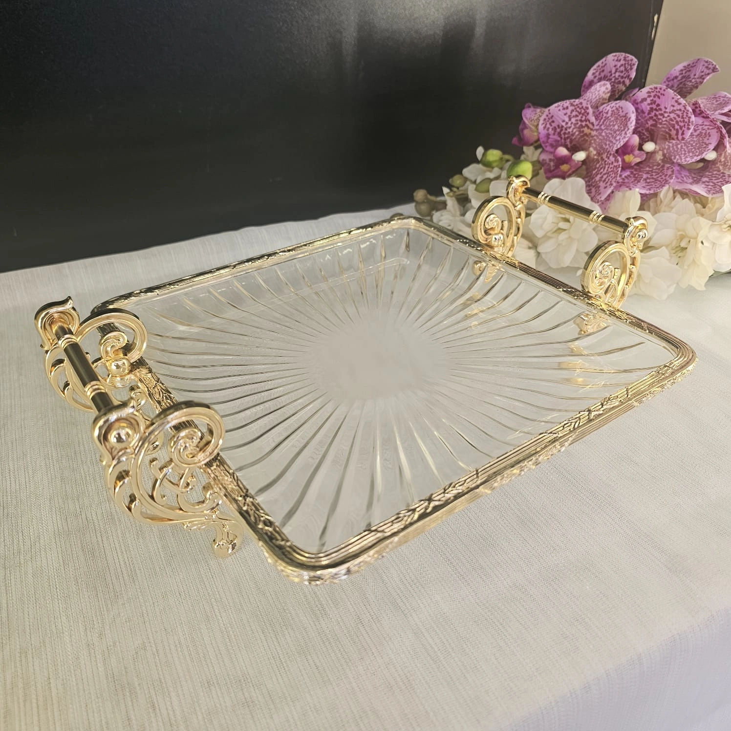 METAL DÖKÜM ÇERÇEVELİ KULPLU CAM SUNUM TABAĞI 25*25 KARE GOLD