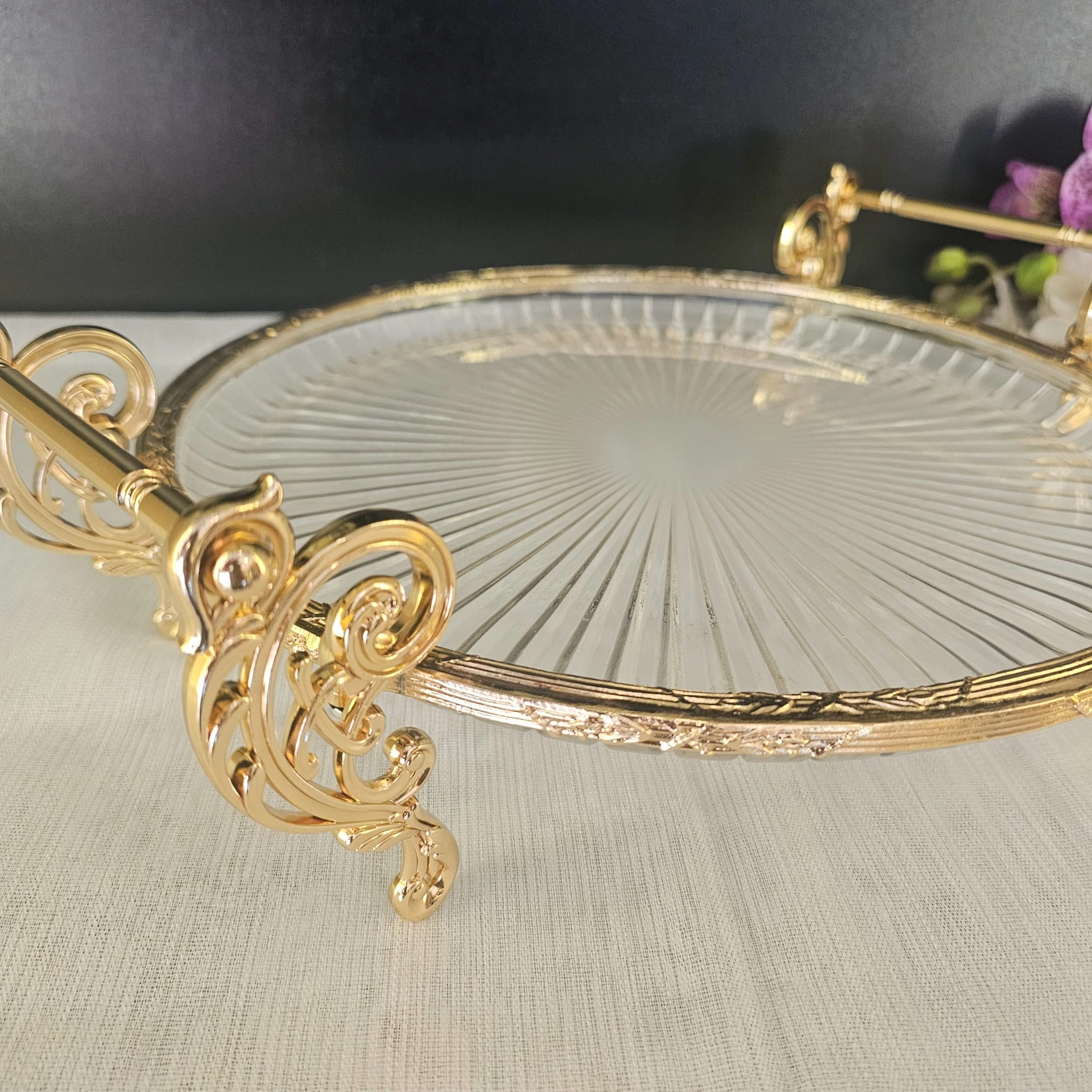 METAL DÖKÜM ÇERÇEVELİ KULPLU CAM SUNUM TABAĞI YUVARLAK 31 CM. GOLD