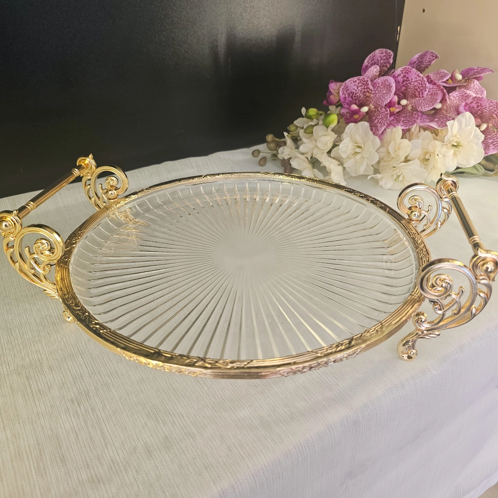 METAL DÖKÜM ÇERÇEVELİ KULPLU CAM SUNUM TABAĞI YUVARLAK 31 CM. GOLD