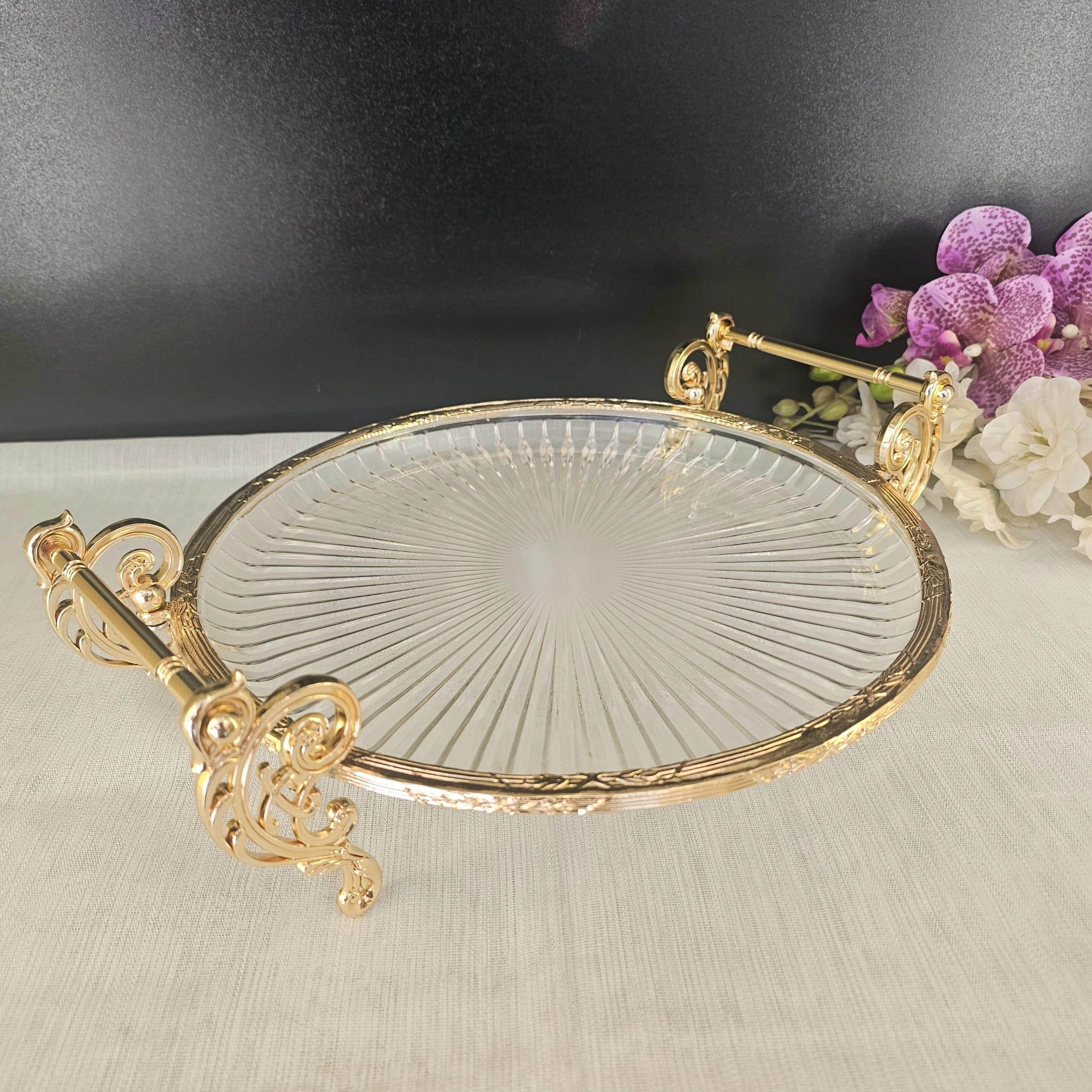 METAL DÖKÜM ÇERÇEVELİ KULPLU CAM SUNUM TABAĞI YUVARLAK 31 CM. GOLD