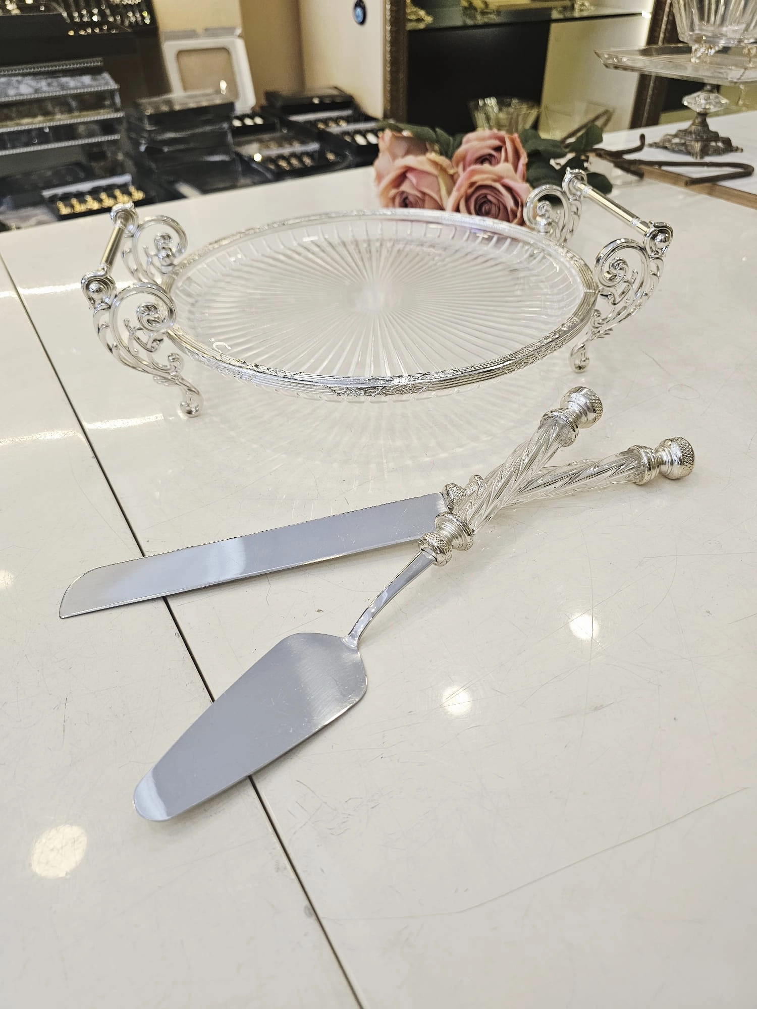 3 PARÇA METAL DÖKÜM ÇERÇEVELİ CAM PASTA SUNUM SETİ GÜMÜŞ